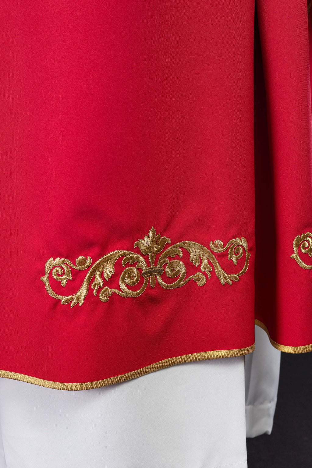 Czerwony ornat z złotym haftem IHS i ozdobnym wykończeniem - ORNATY.PL