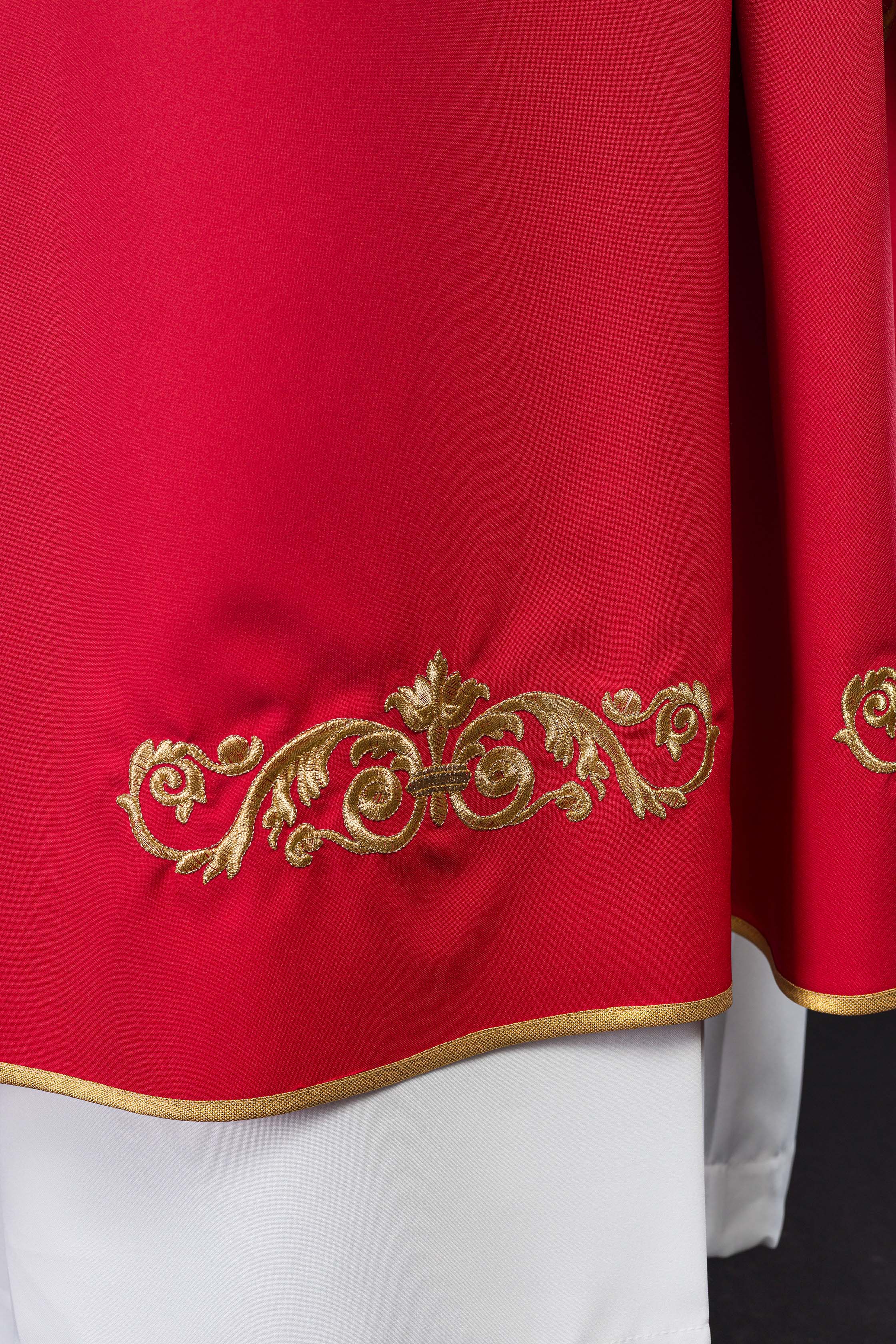 Czerwony ornat z złotym haftem IHS i ozdobnym wykończeniem - ORNATY.PL