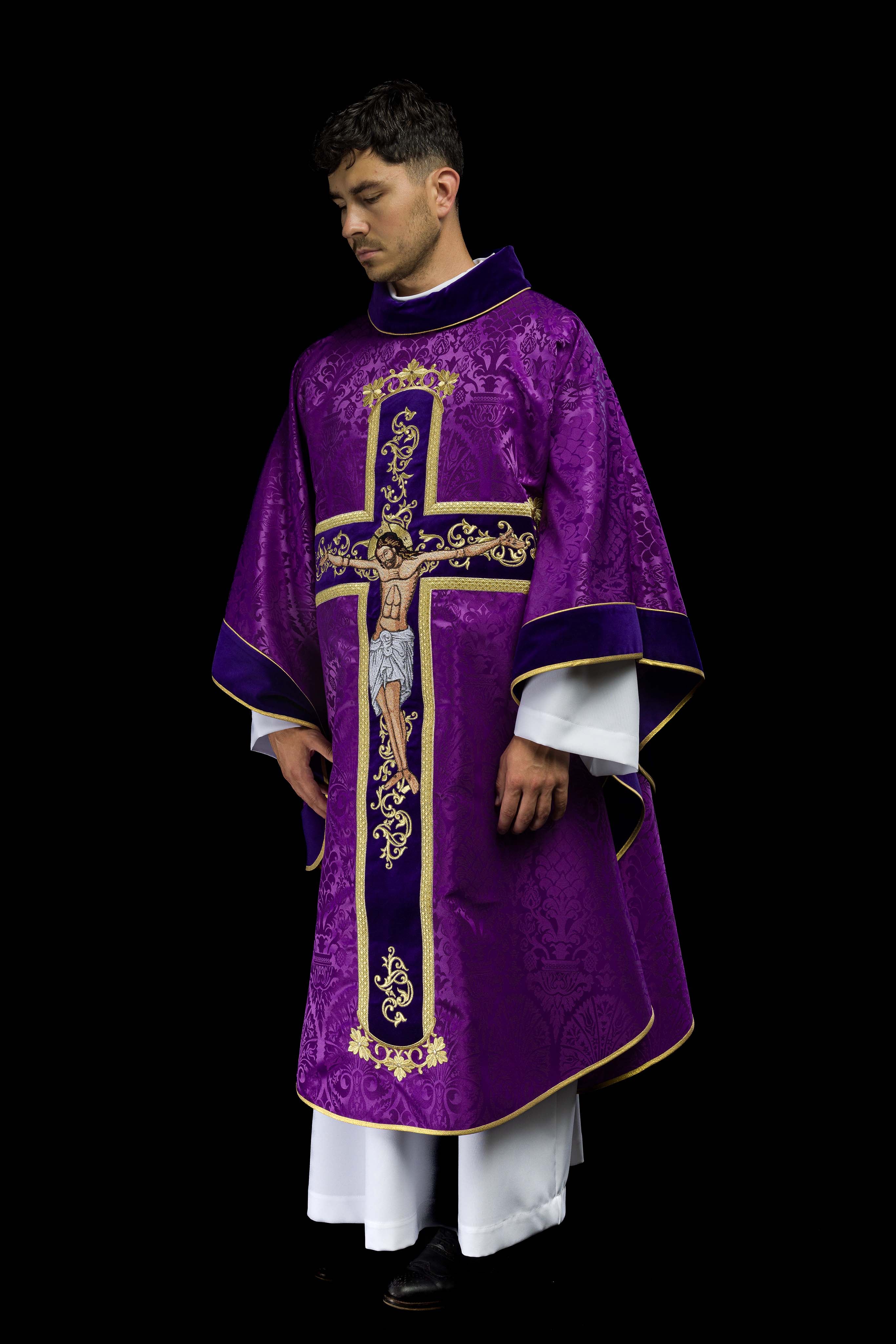 Fioletowy ornat haftowany z wzorem Jezusa Chrystusa - ORNATY.PL