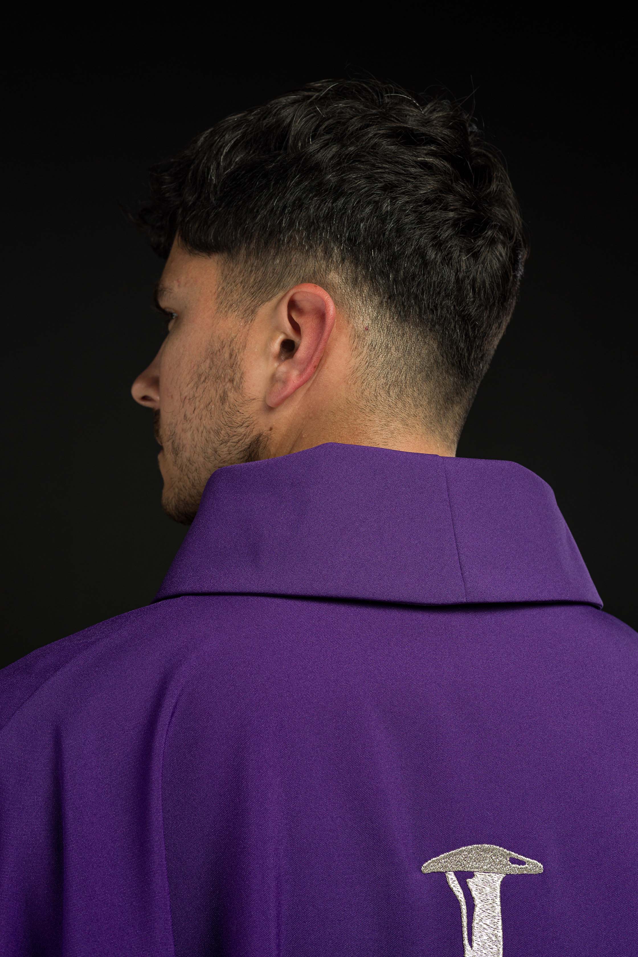 Fioletowy ornat z srebrnym haftowanym Krzyżem na Wielki Post - ORNATY.PL