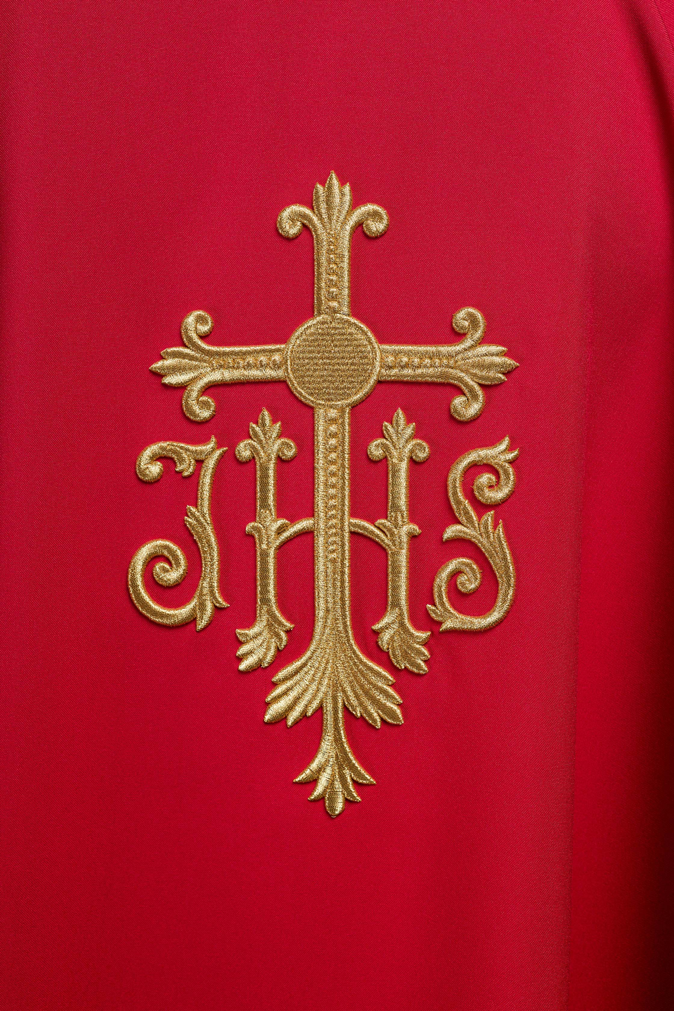 Haftowany czerwony ornat z symbolem ihs - ORNATY.PL
