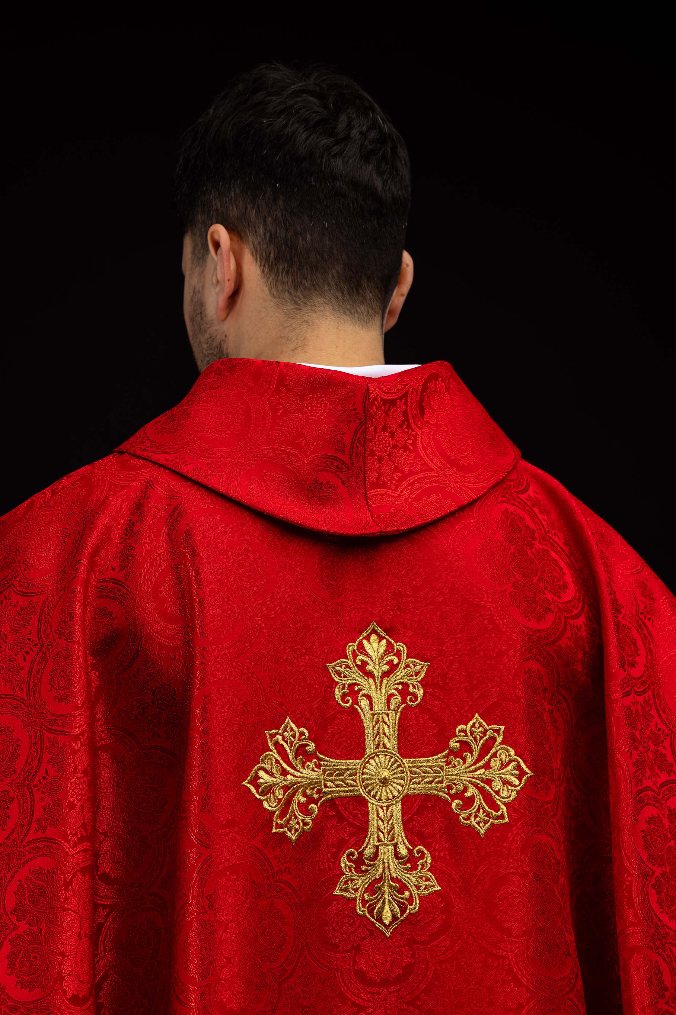 Czerwony ornat z krzyżem tkanina żakardowa - ORNATY.PL