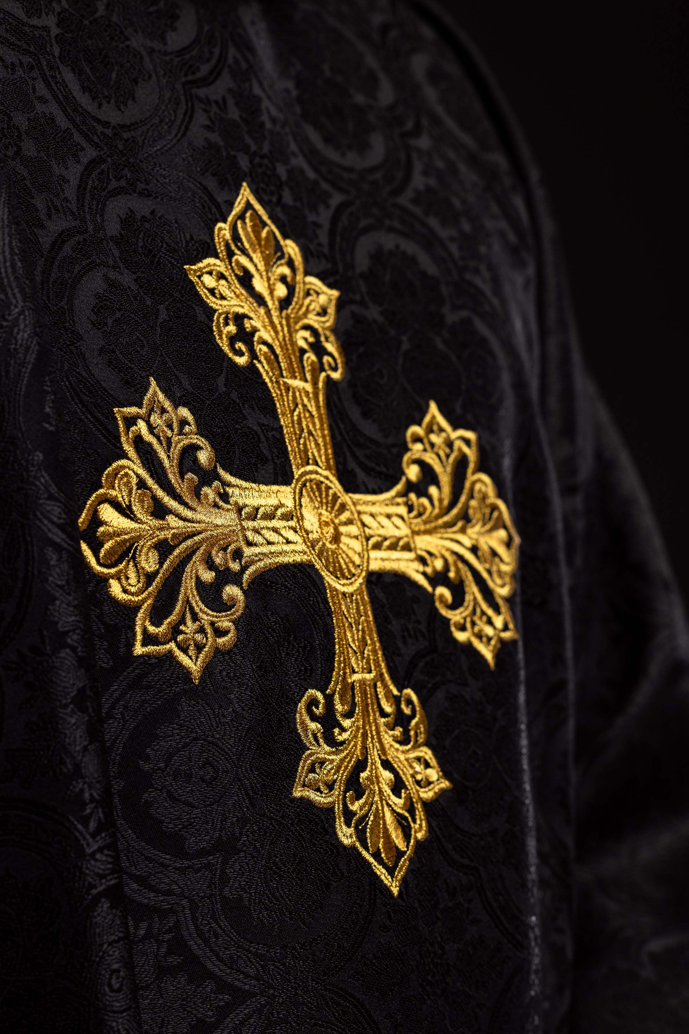 Czarny ornat z krzyżem tkanina żakardowa - ORNATY.PL