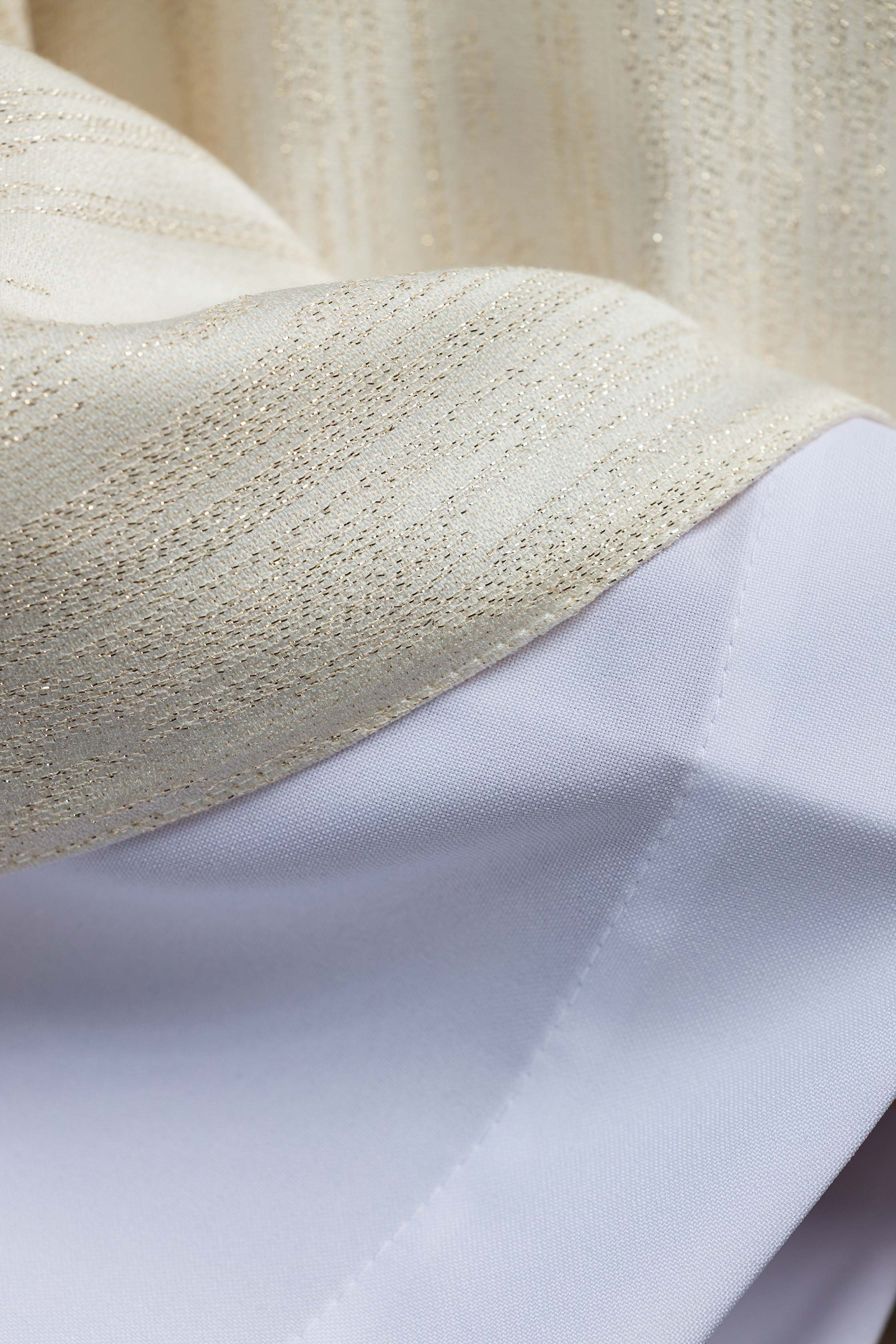 Červený ornát so žakárovým pásom v kríži