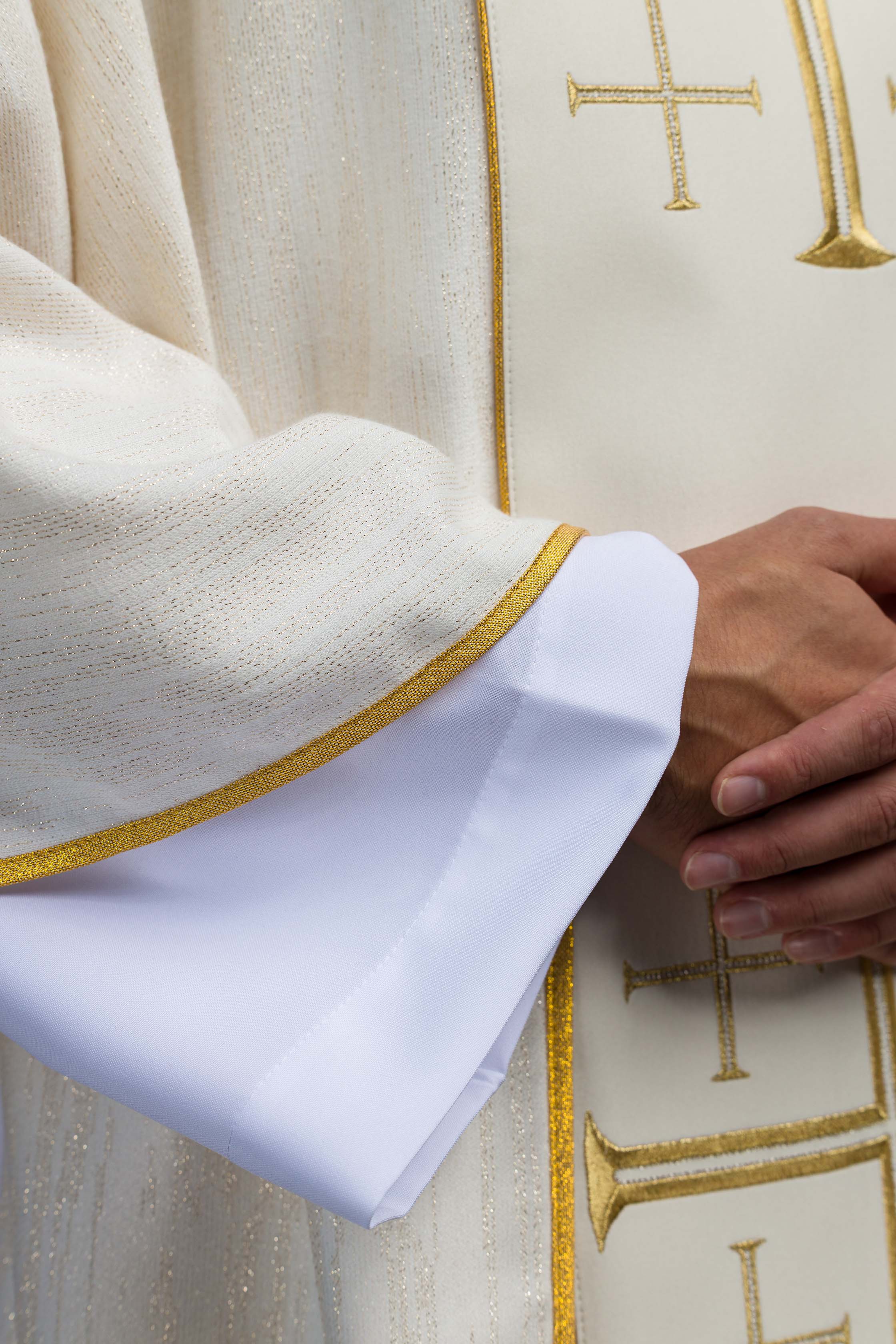 Červený ornát so žakárovým pásom v kríži