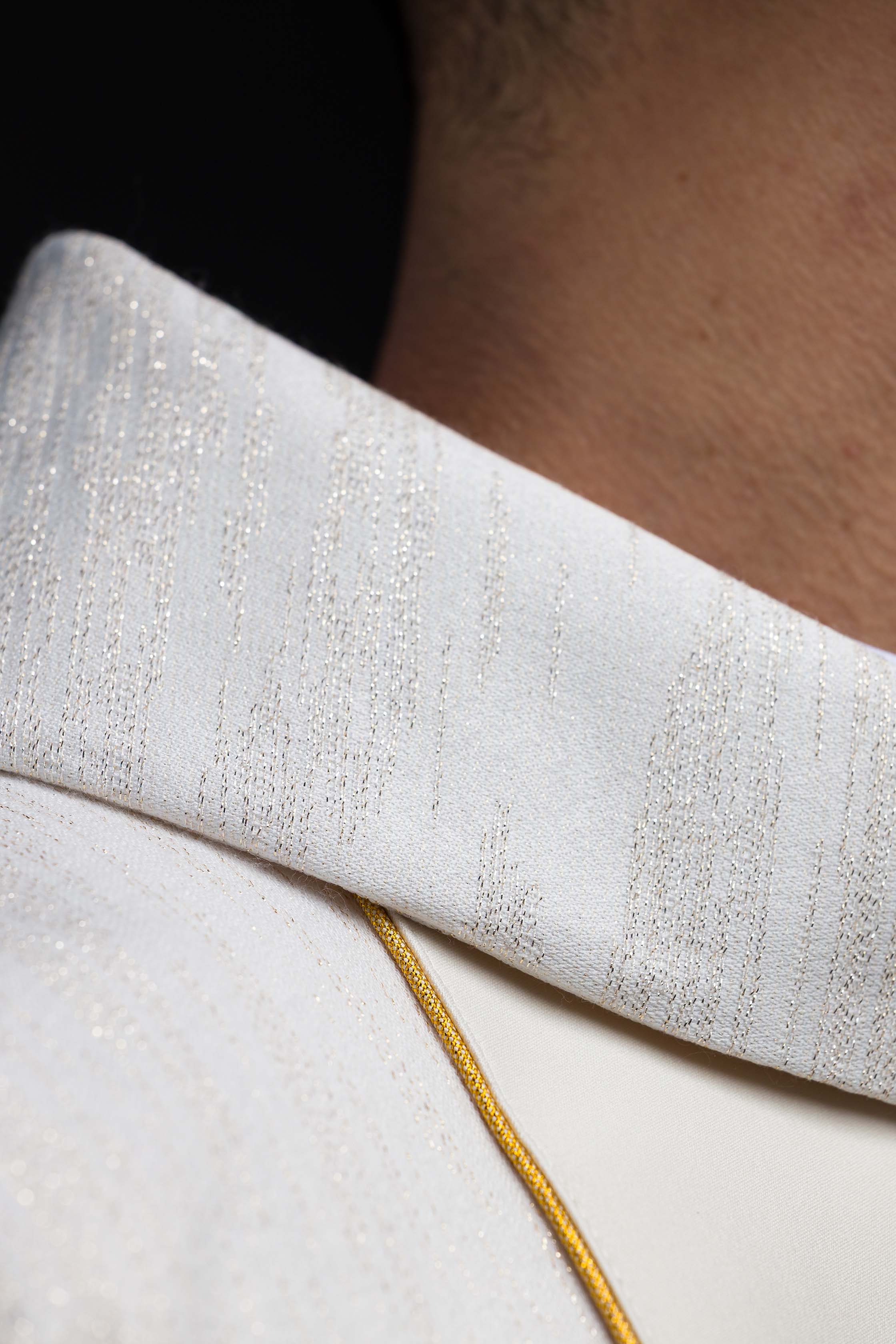 Červený ornát so žakárovým pásom v kríži