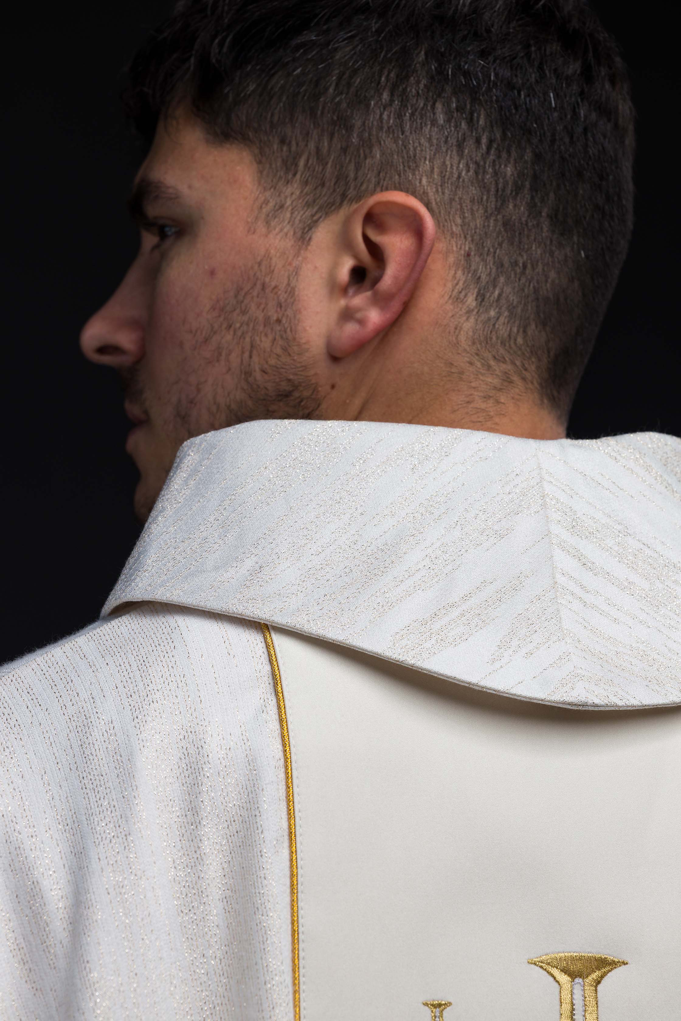 Červený ornát so žakárovým pásom v kríži