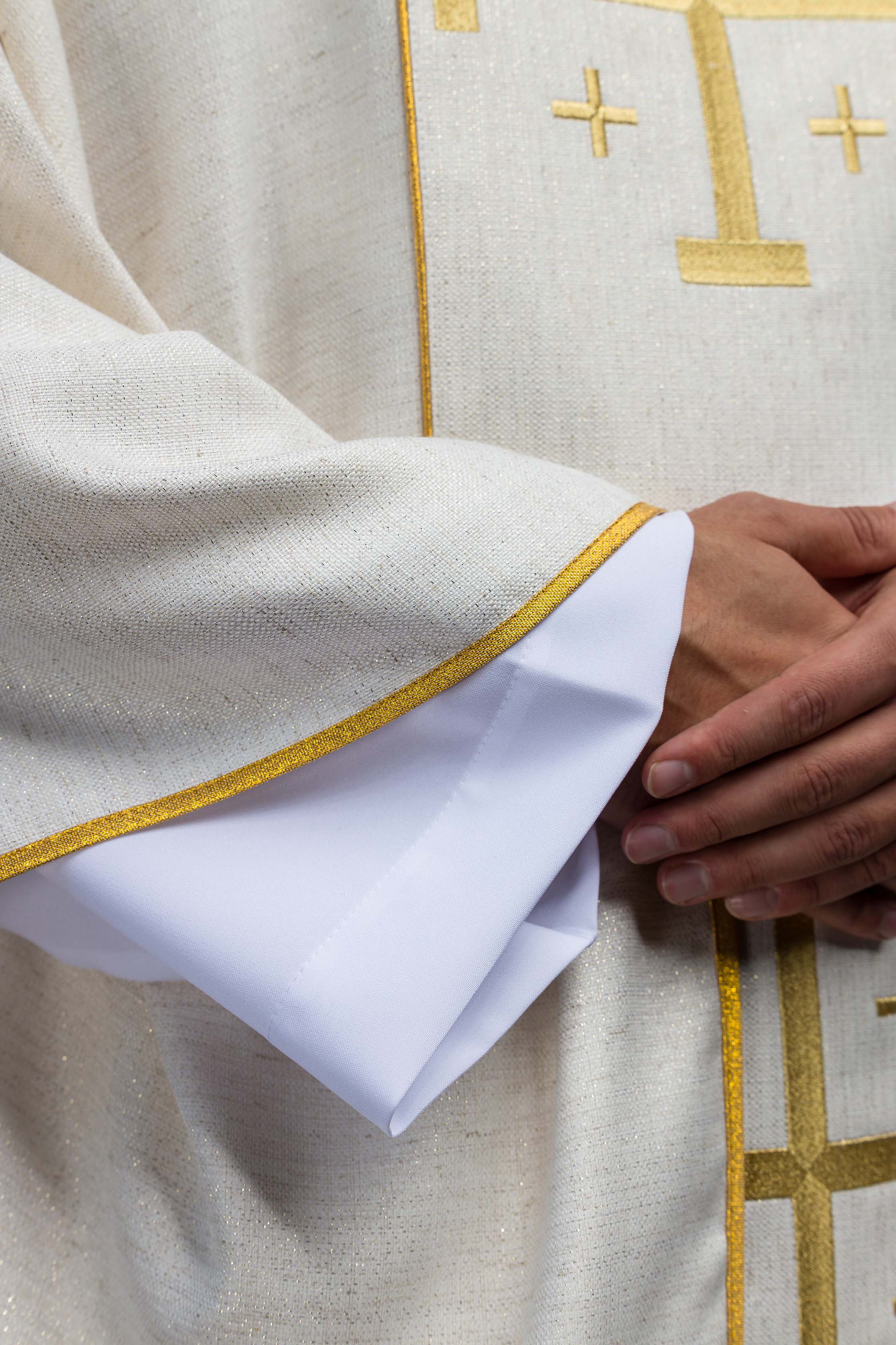 Červený ornát so žakárovým pásom v kríži