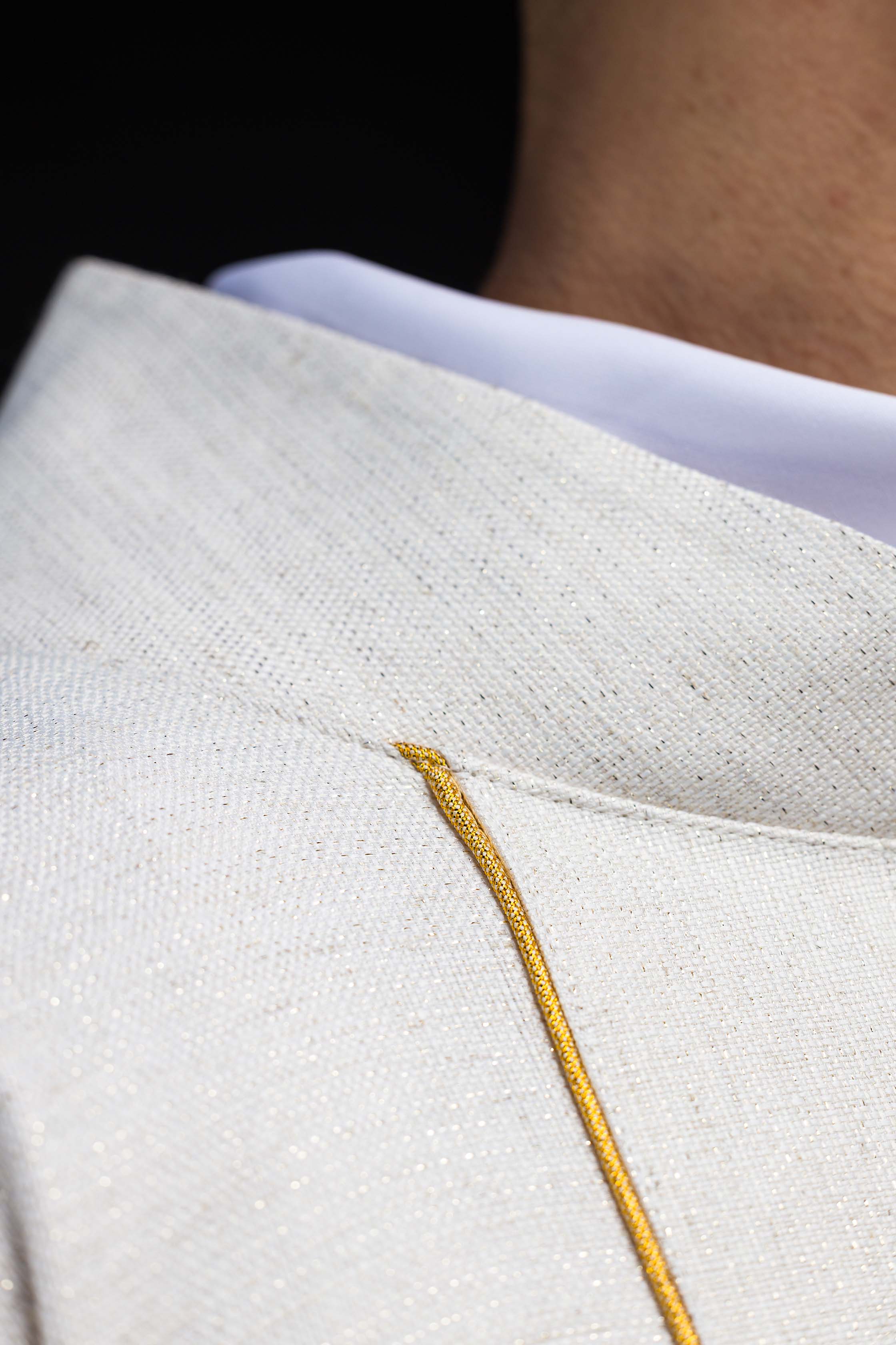 Červený ornát so žakárovým pásom v kríži