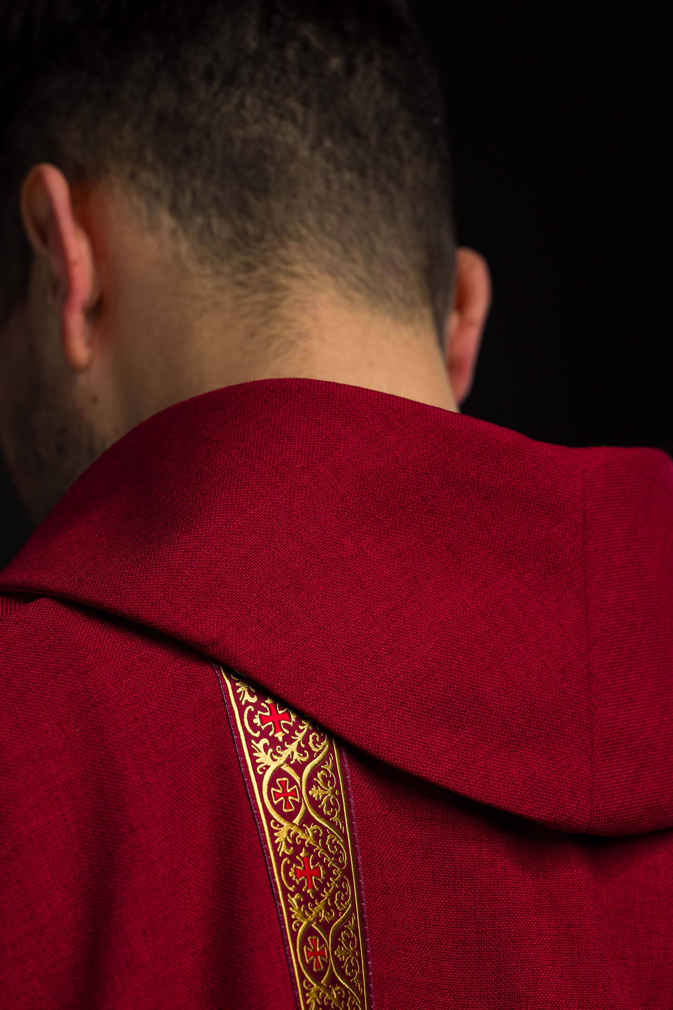 Ornat liturgiczny czerwony z haftowanym krzyżem i taśmami żakardowymi