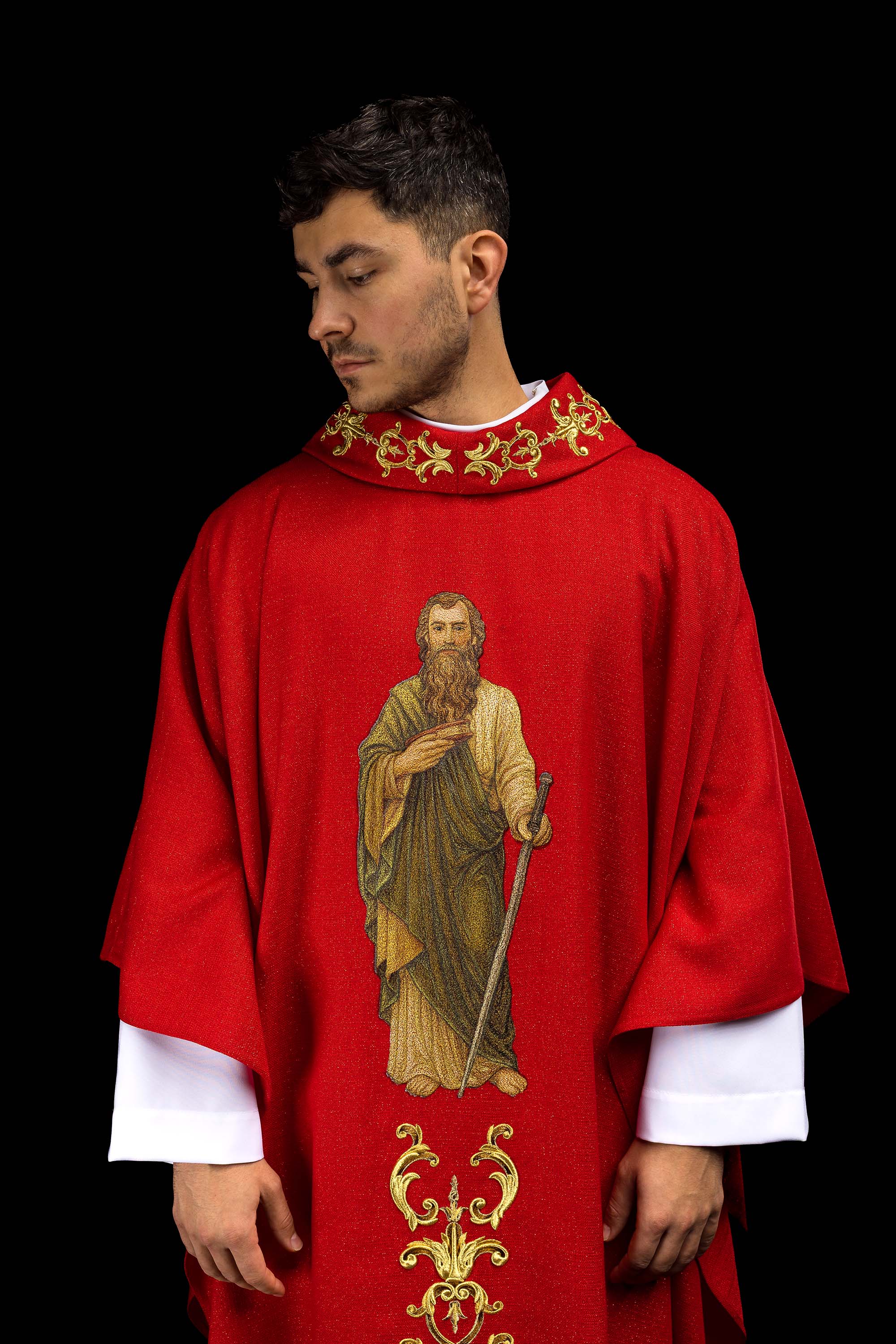 Ornat bogato haftowany z wizerunkiem Świętego Pawła Czerwony - ORNATY.PL