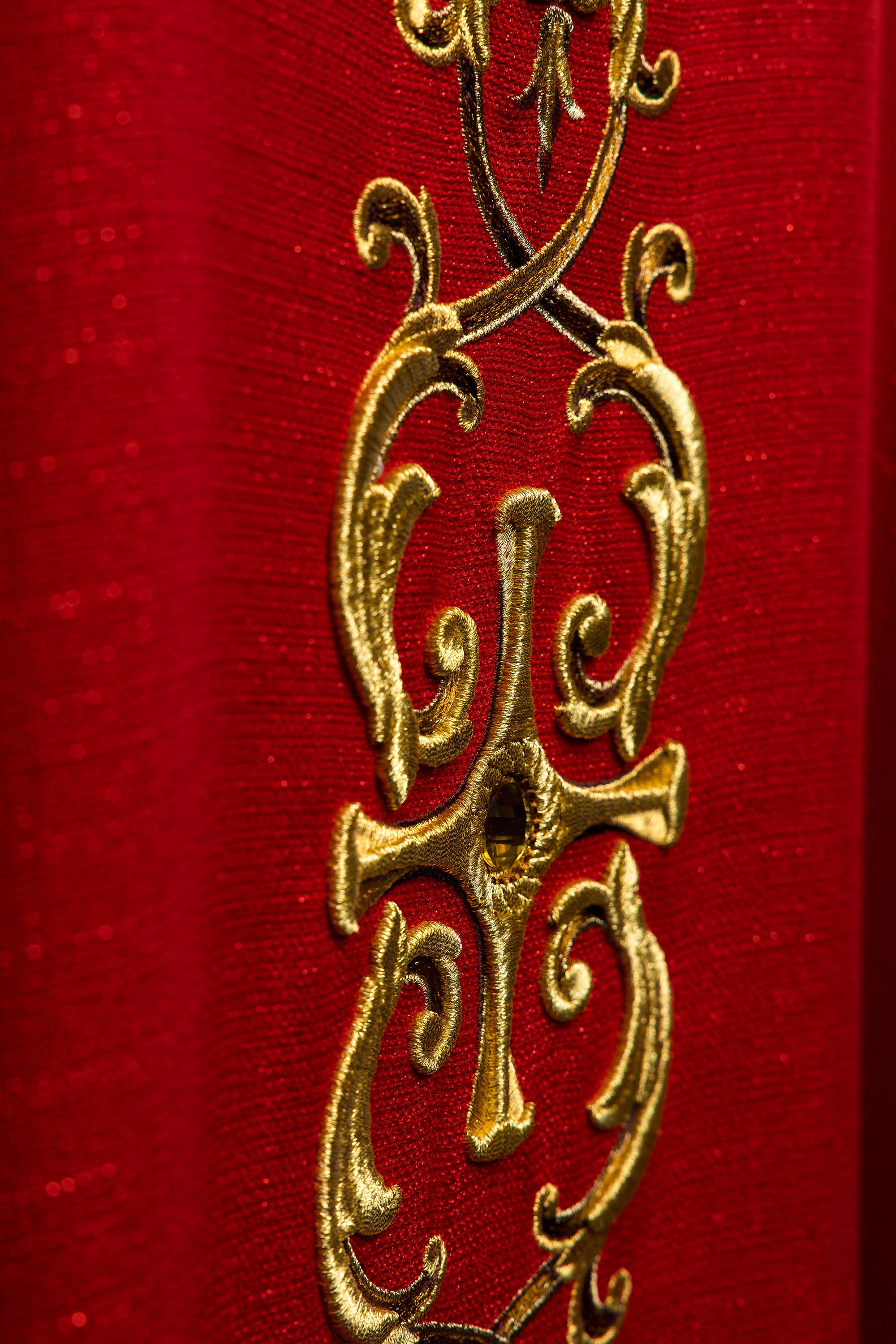 Ornat bogato haftowany z wizerunkiem Świętego Piotra Czerwony