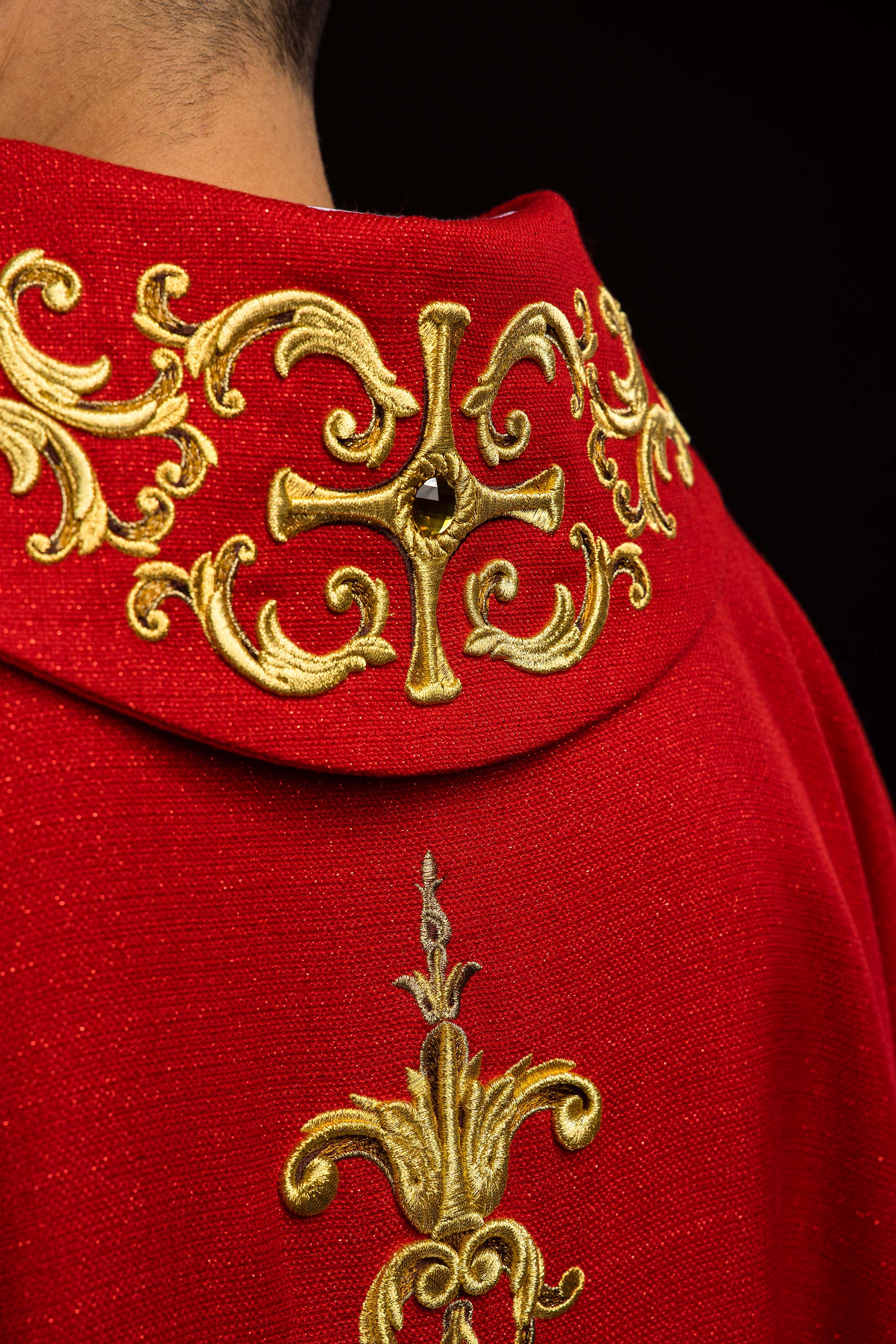 Ornat bogato haftowany z wizerunkiem Świętego Piotra Czerwony