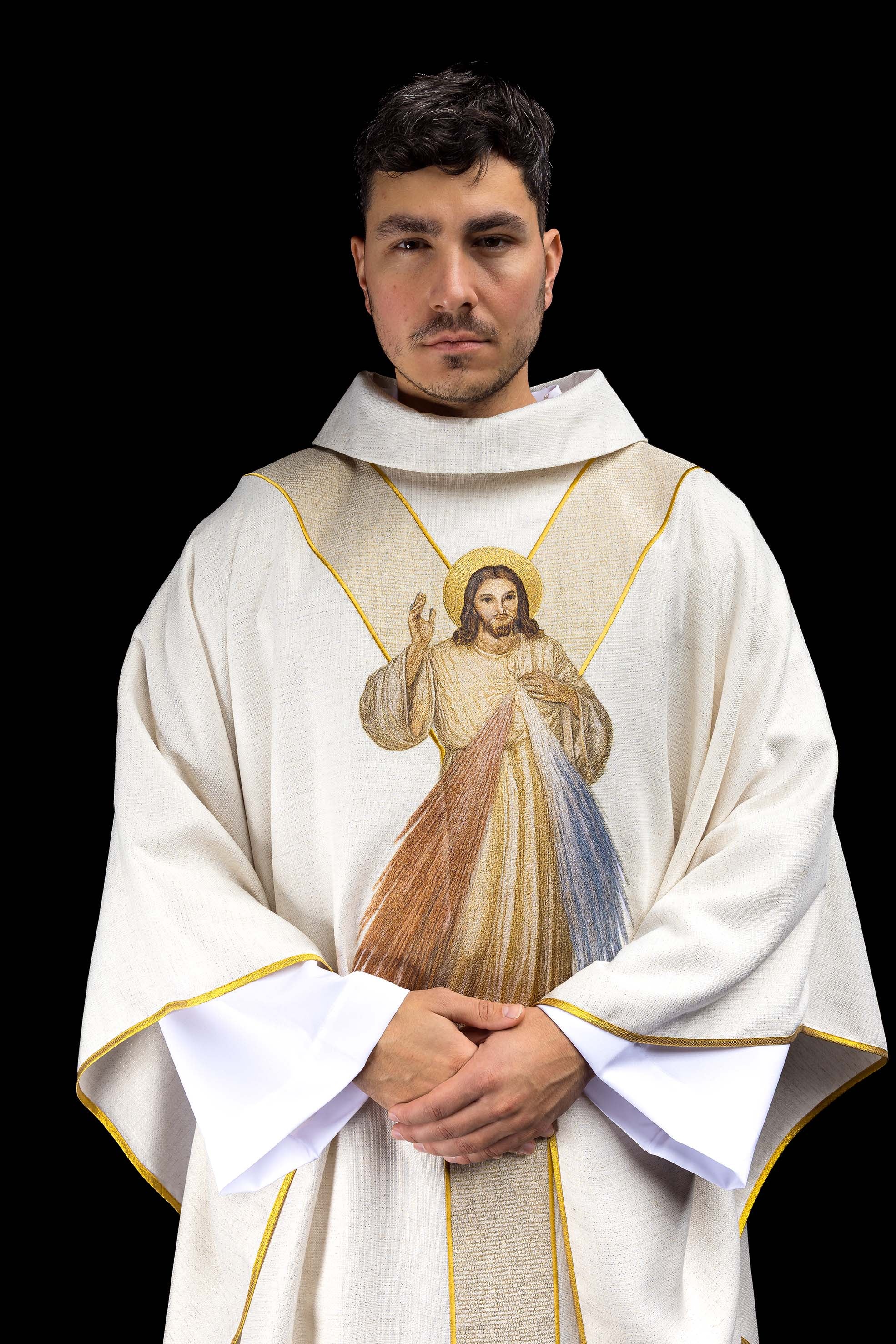 Vyšívaný ornát s podobizňou Ježiša Milosrdného ecru