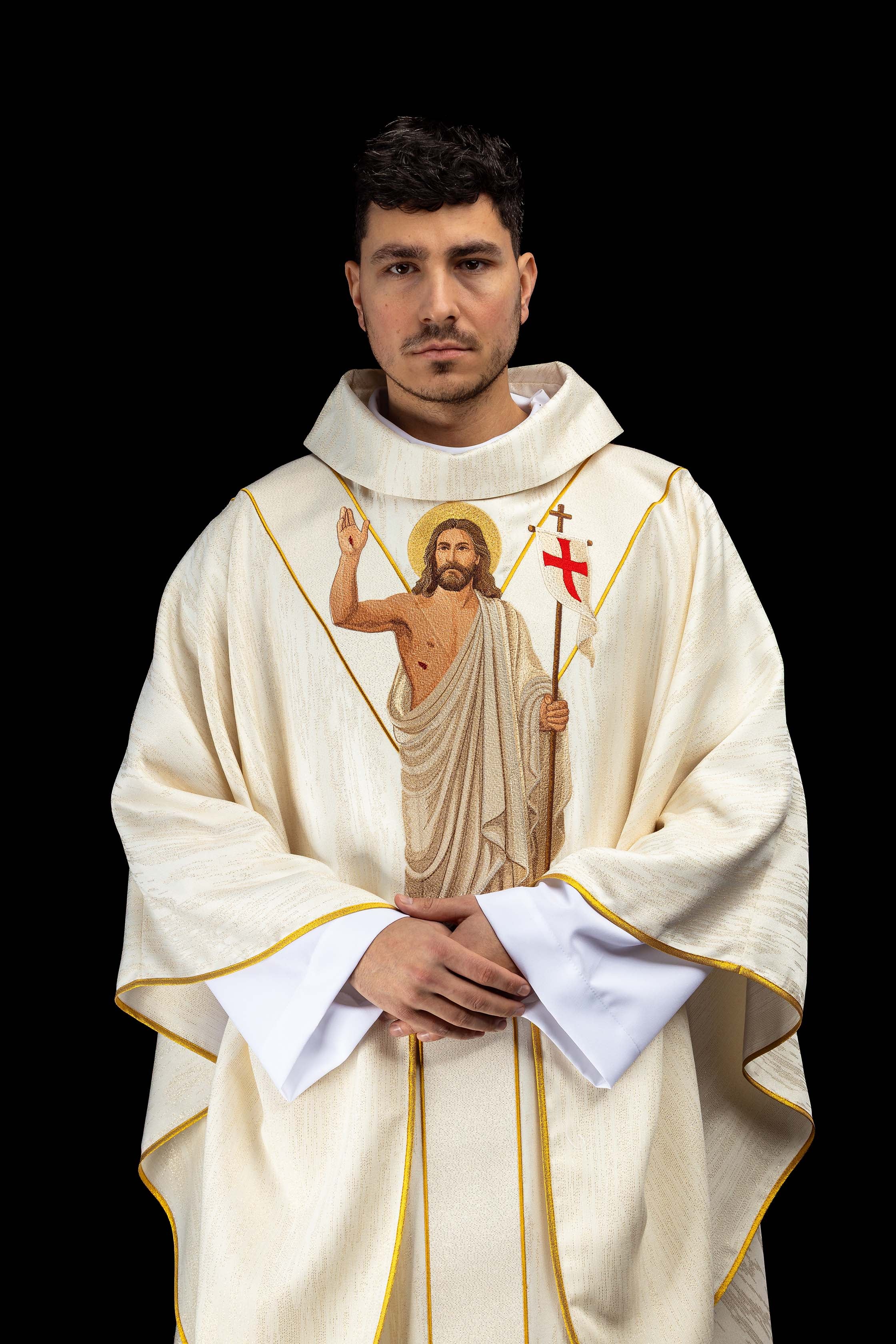 Ornat haftowany z wizerunkiem Jezusa Zmartwychwstałego i Baranka Wielkanocnego - ORNATY.PL