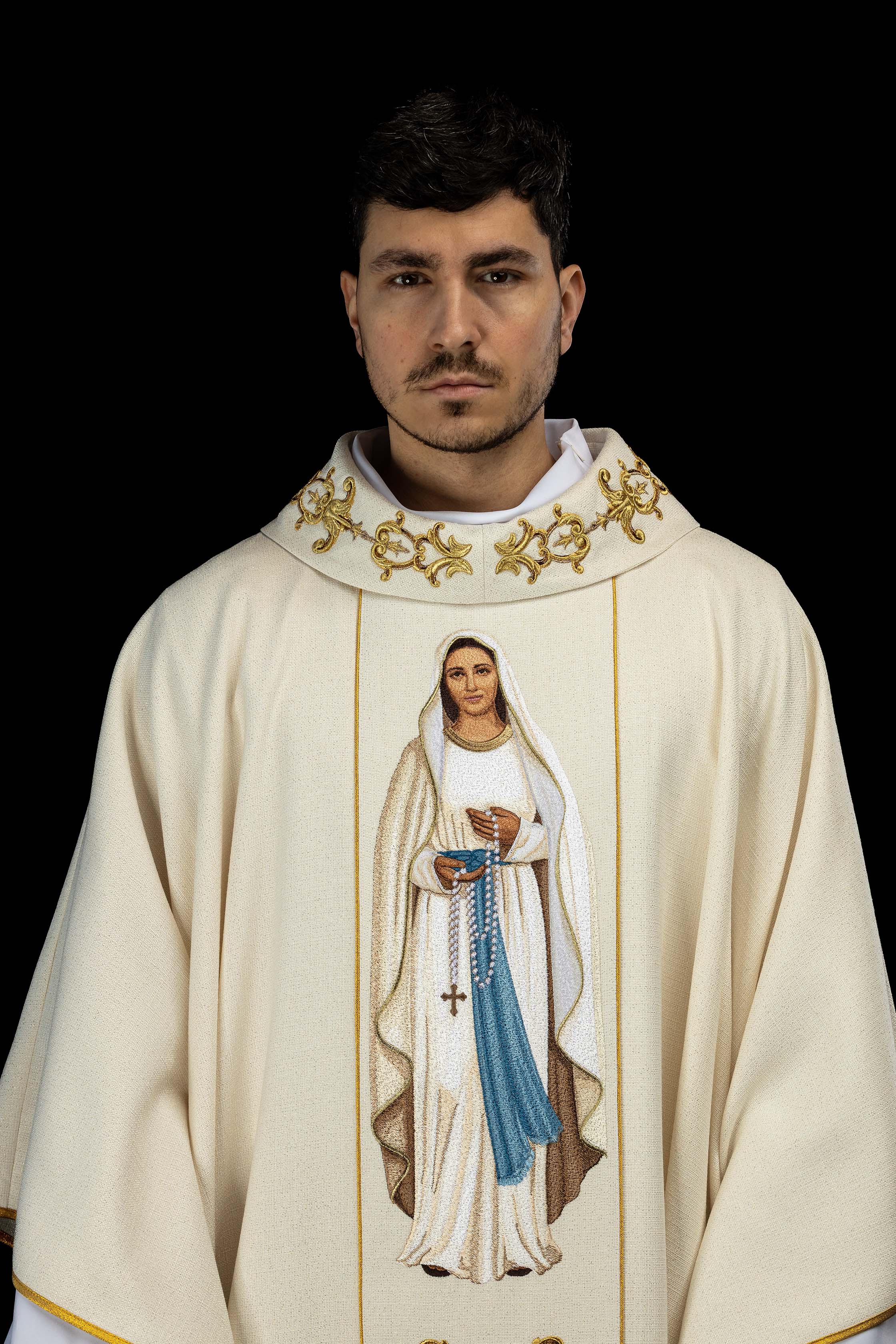 Bohato vyšívaný ornát s vyobrazením svätého Petra červený