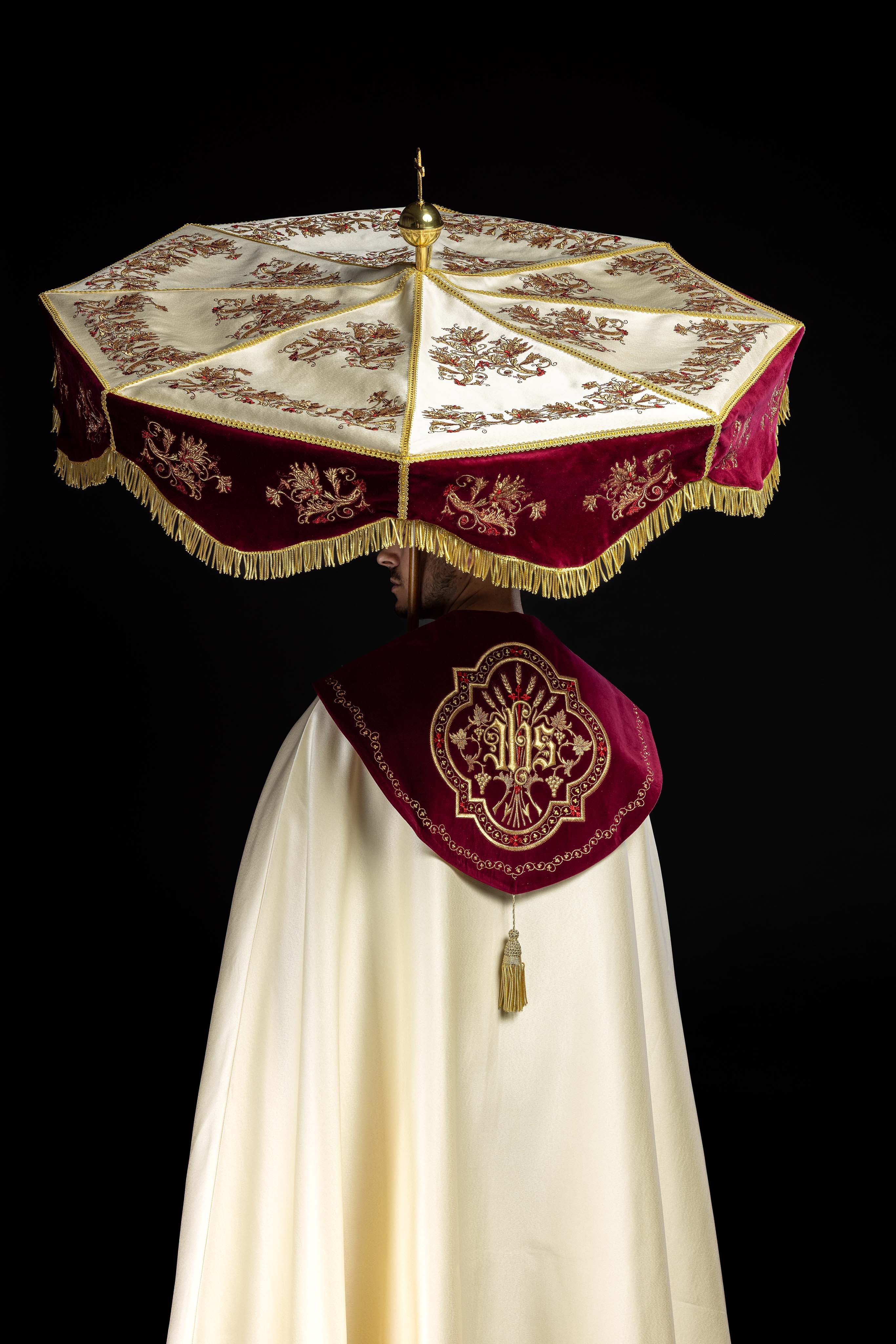 Parasol procesijny bordovo-ekrü s výšivkou