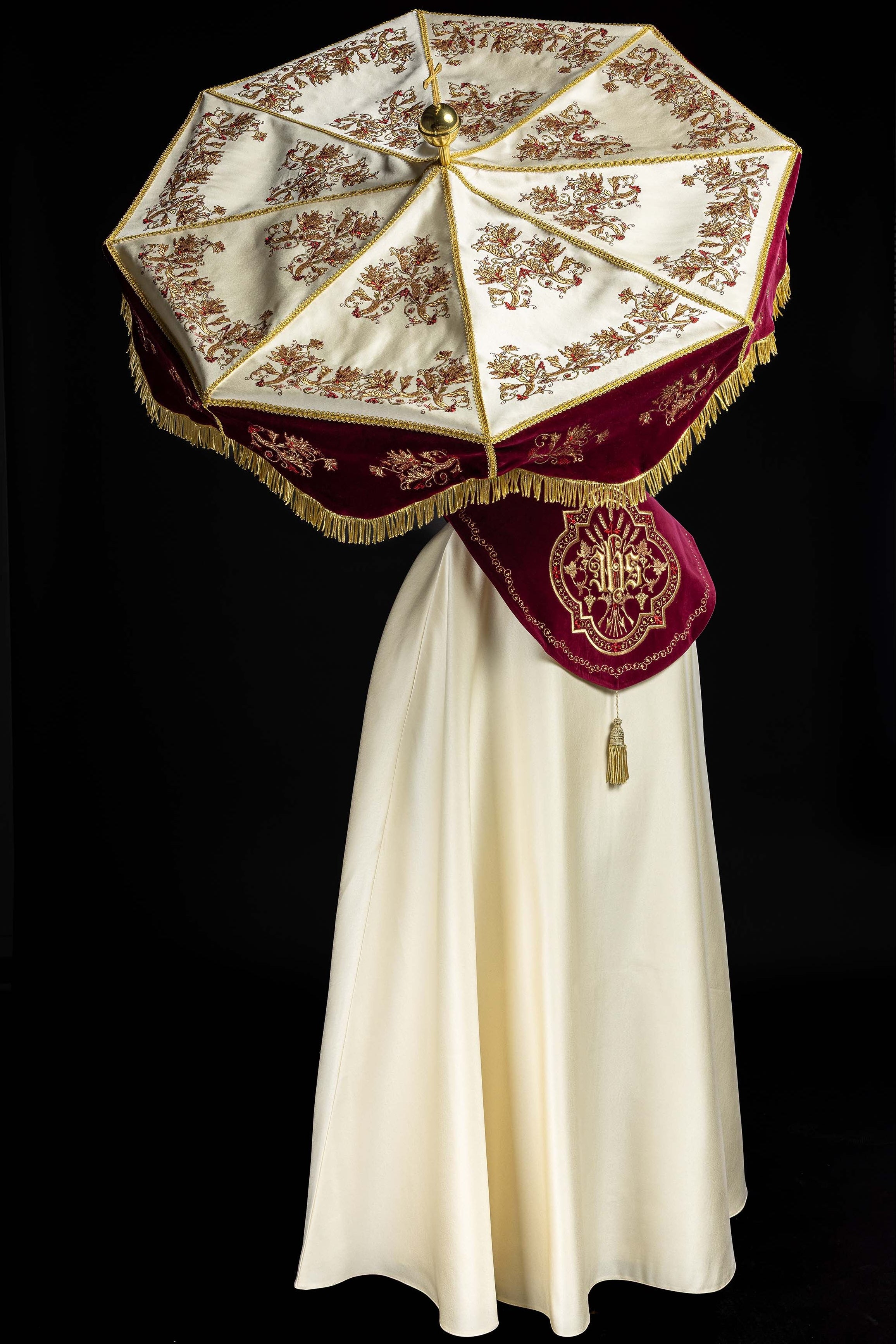 Parasol procesijny bordovo-ekrü s výšivkou