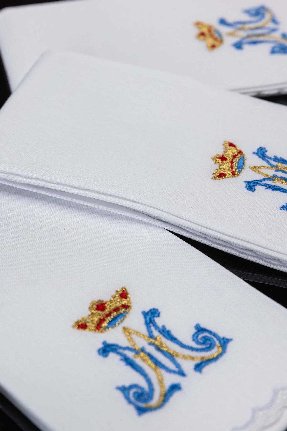 Súprava 5 liturgických purifikátorov s mariánskou výšivkou