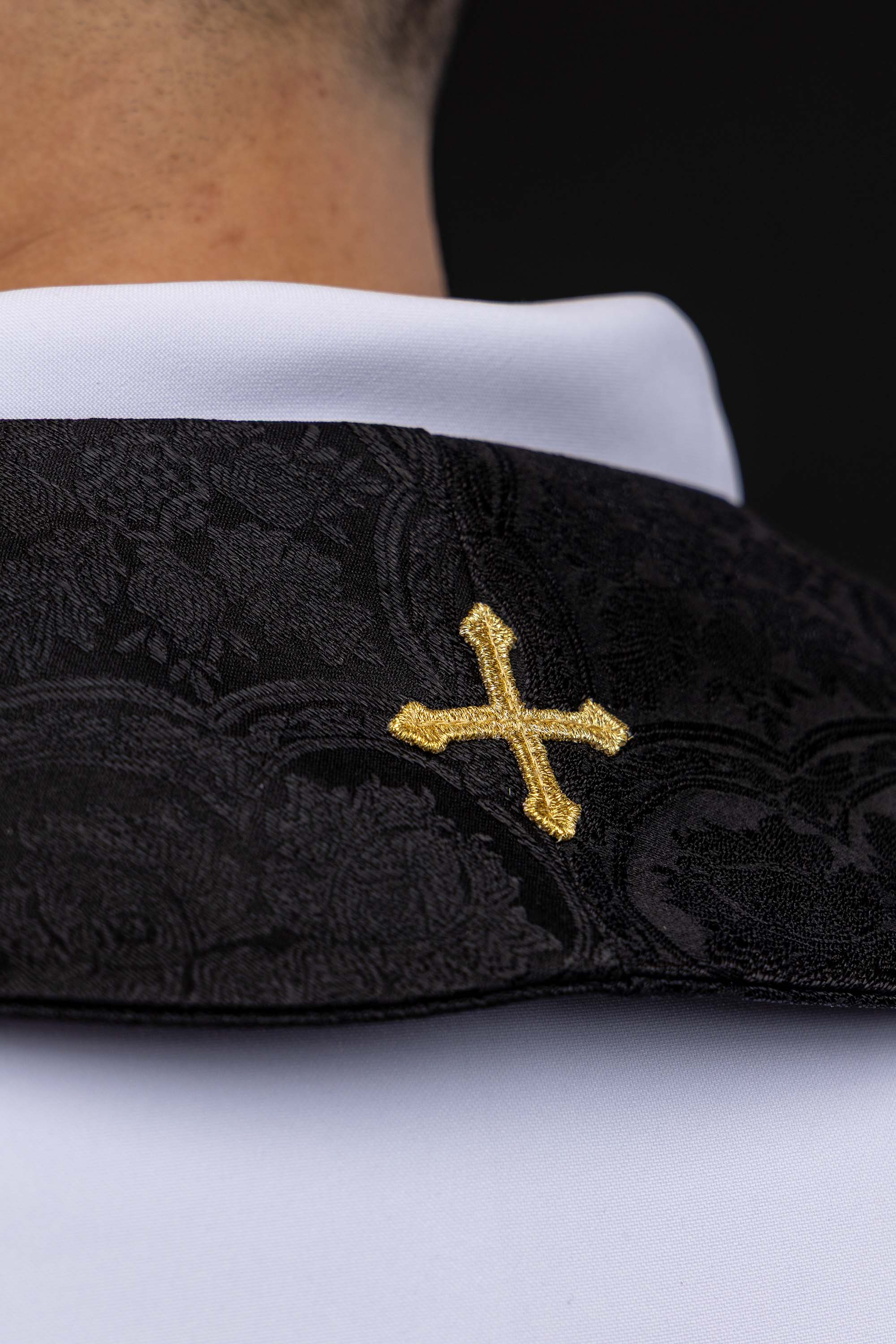 Vyšívaná pléd s motívom kríža ružová žakárová tkanina