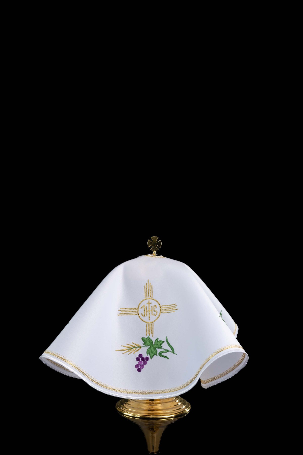 Okrúhly závoj na cibórium s výšivkou IHS a eucharistickým motívom