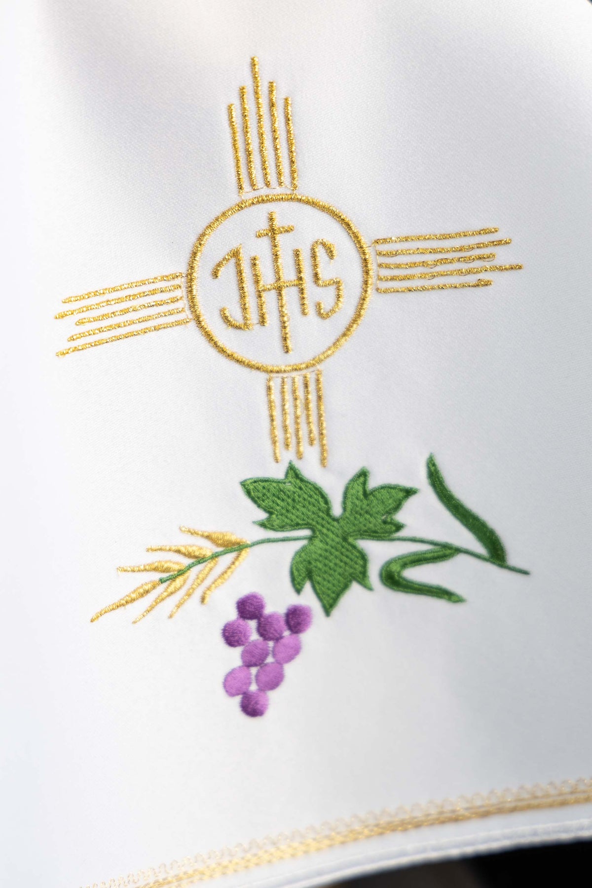Okrúhly závoj na cibórium s výšivkou IHS a eucharistickým motívom