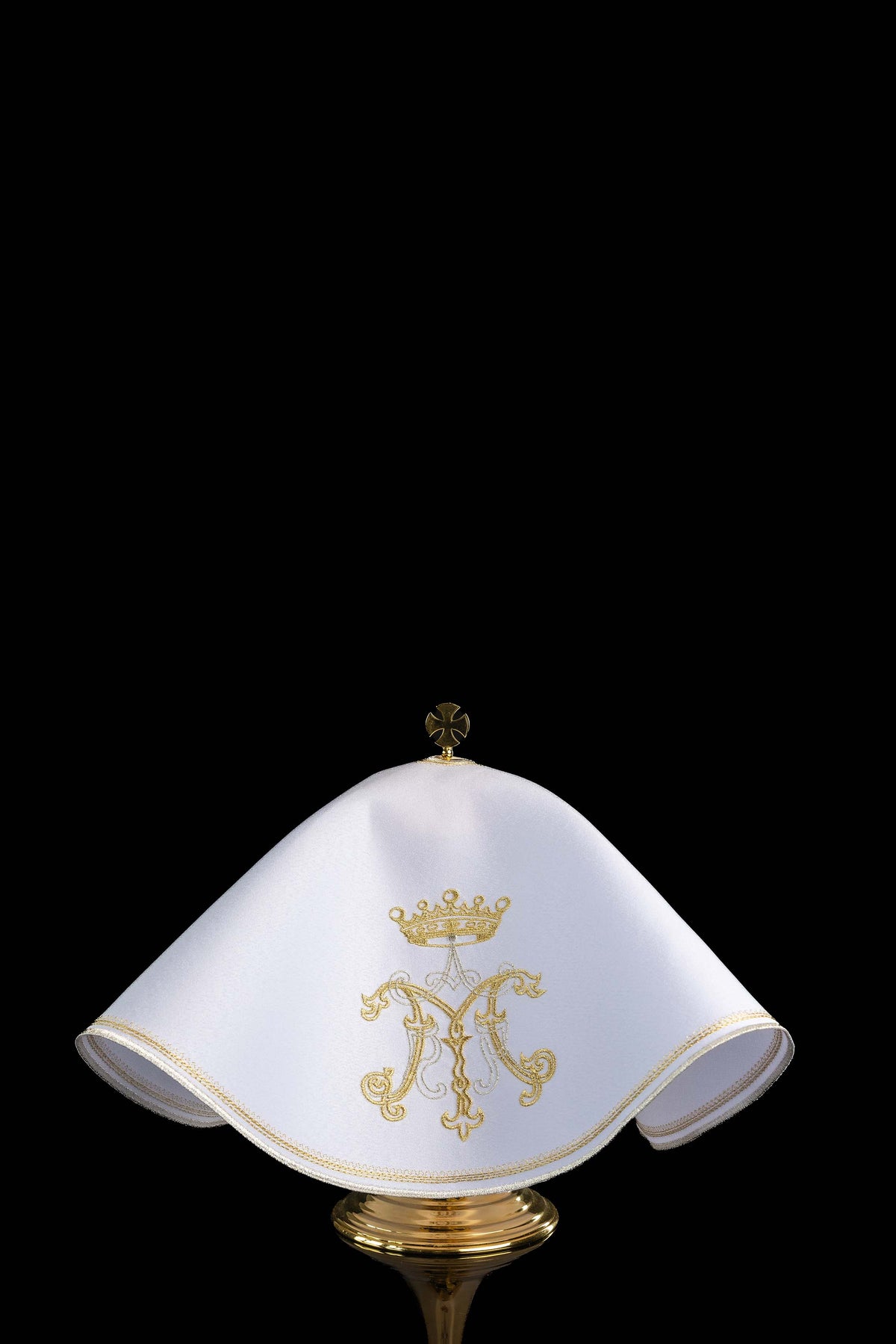 Okrúhly závoj na cibórium so zlatou mariánskou výšivkou