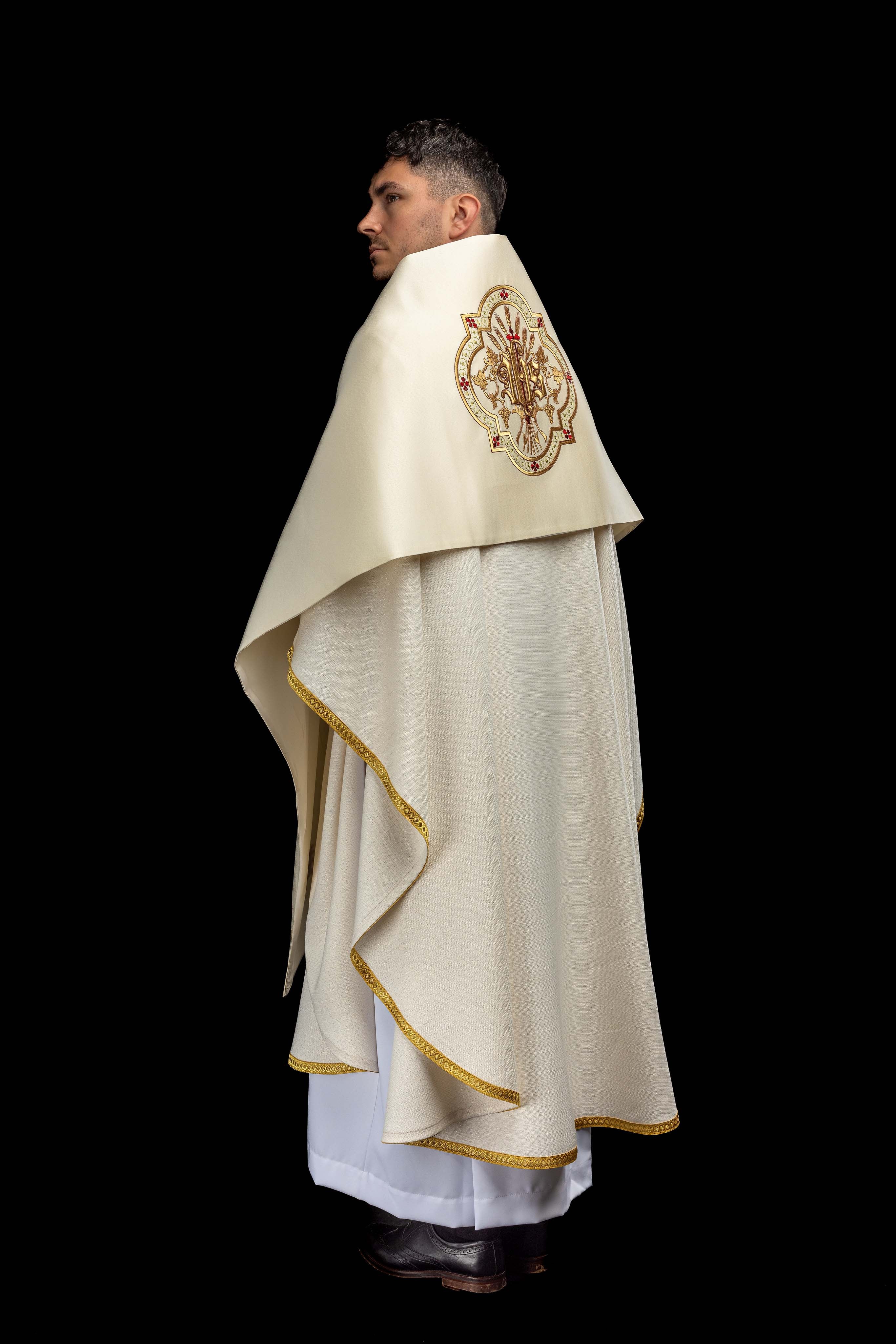 Liturgický závoj s motívom IHS obklopeným bohatou výšivkou v farbe Ecru