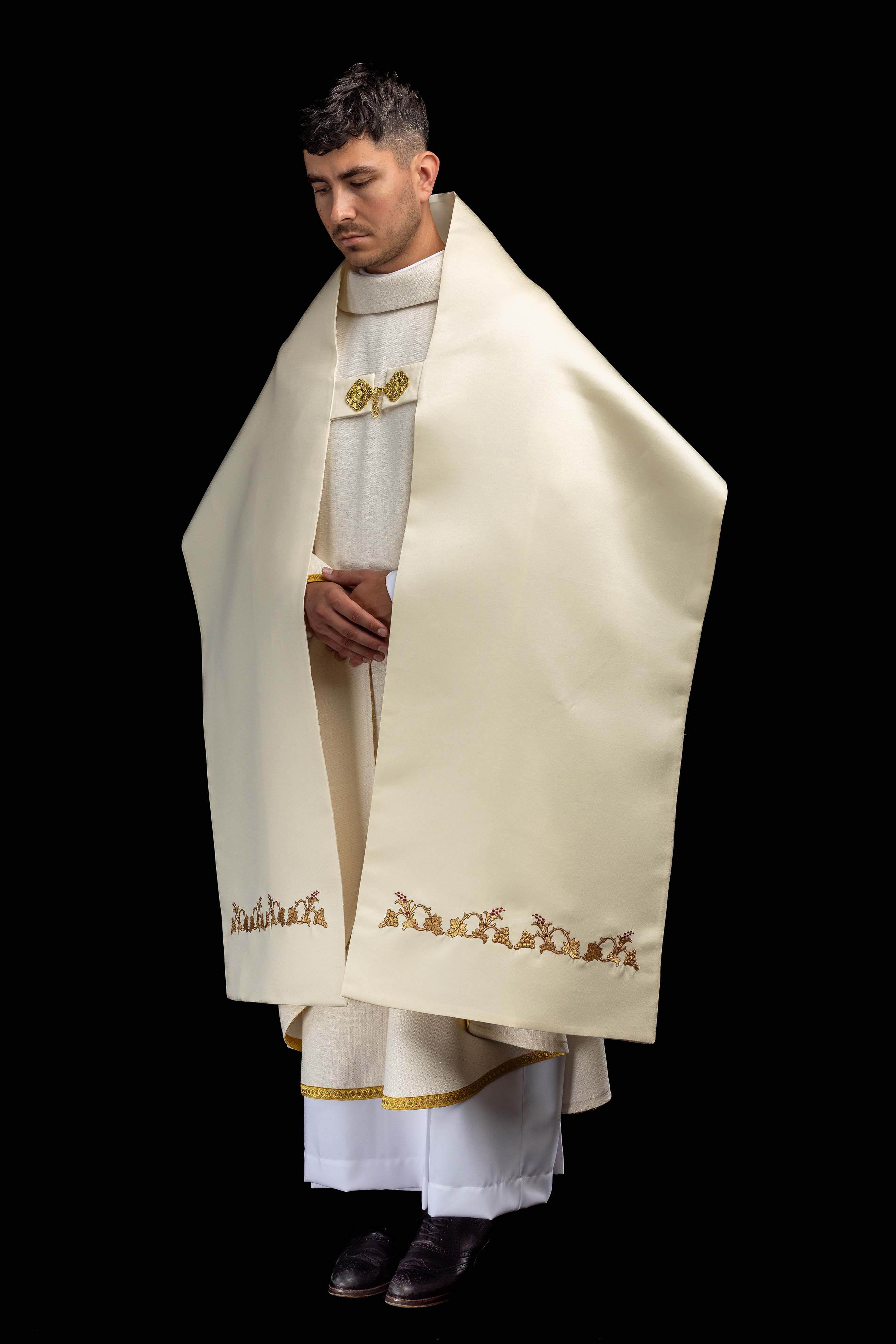 Liturgický závoj s motívom IHS obklopeným bohatou výšivkou v farbe Ecru