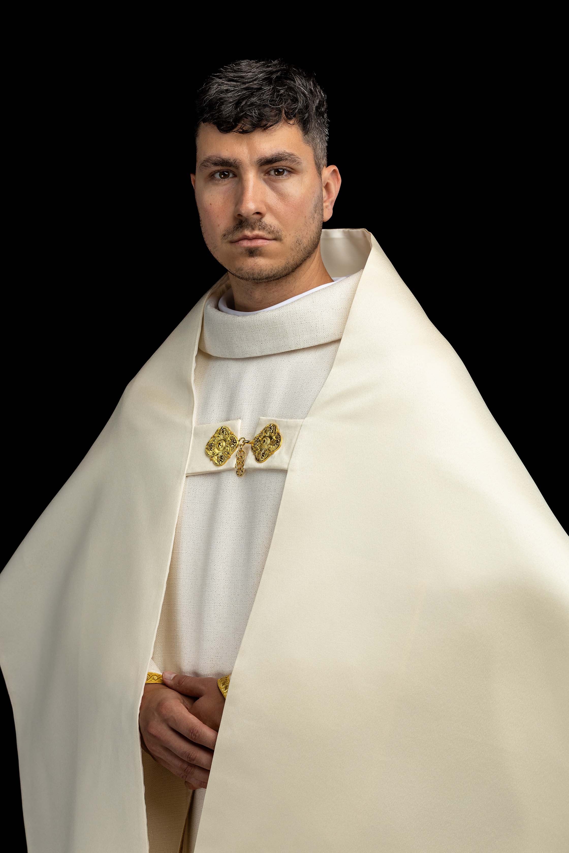 Liturgický závoj s motívom IHS obklopeným bohatou výšivkou v farbe Ecru