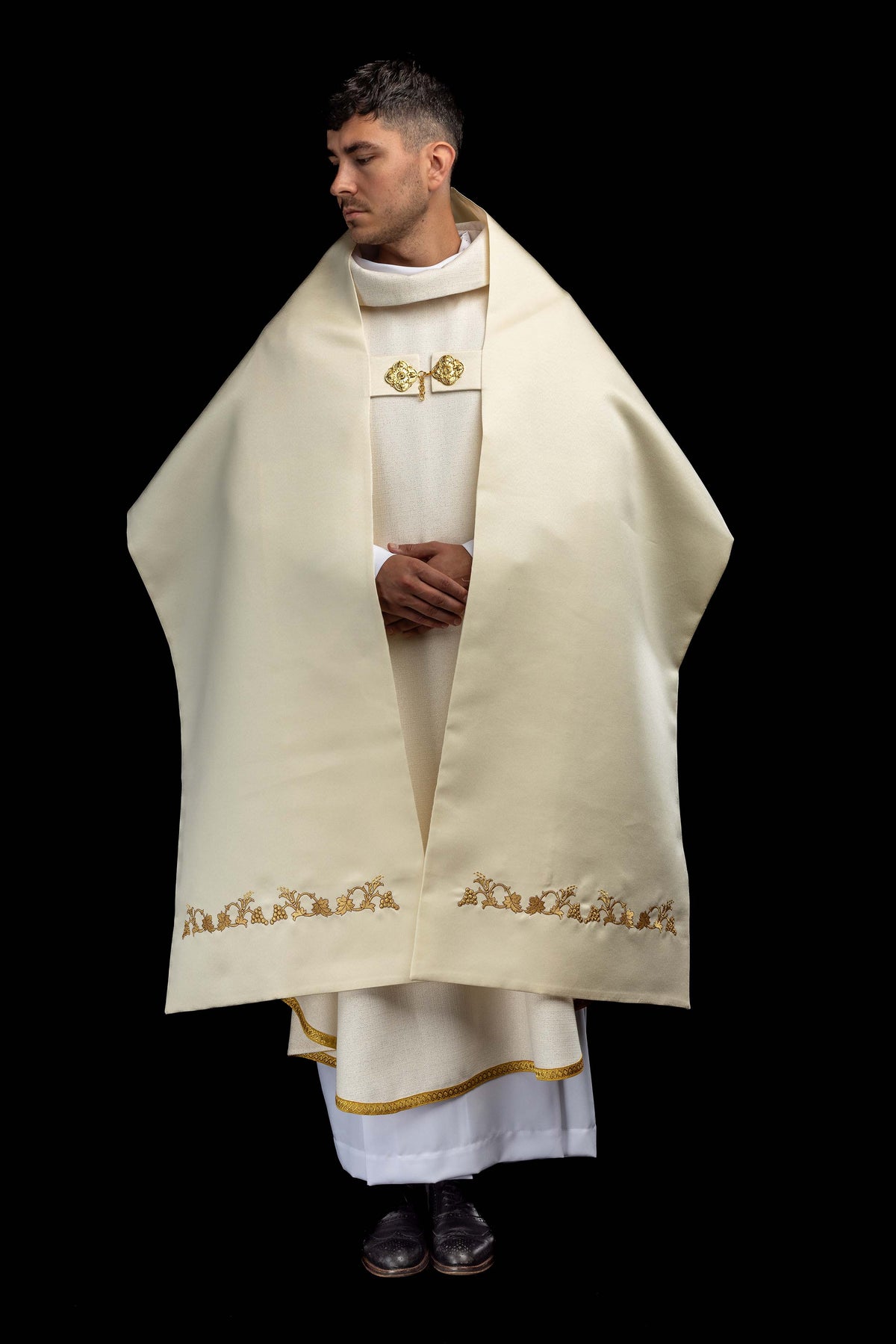 Ecru liturgický závoj s vyšívanou kalichom