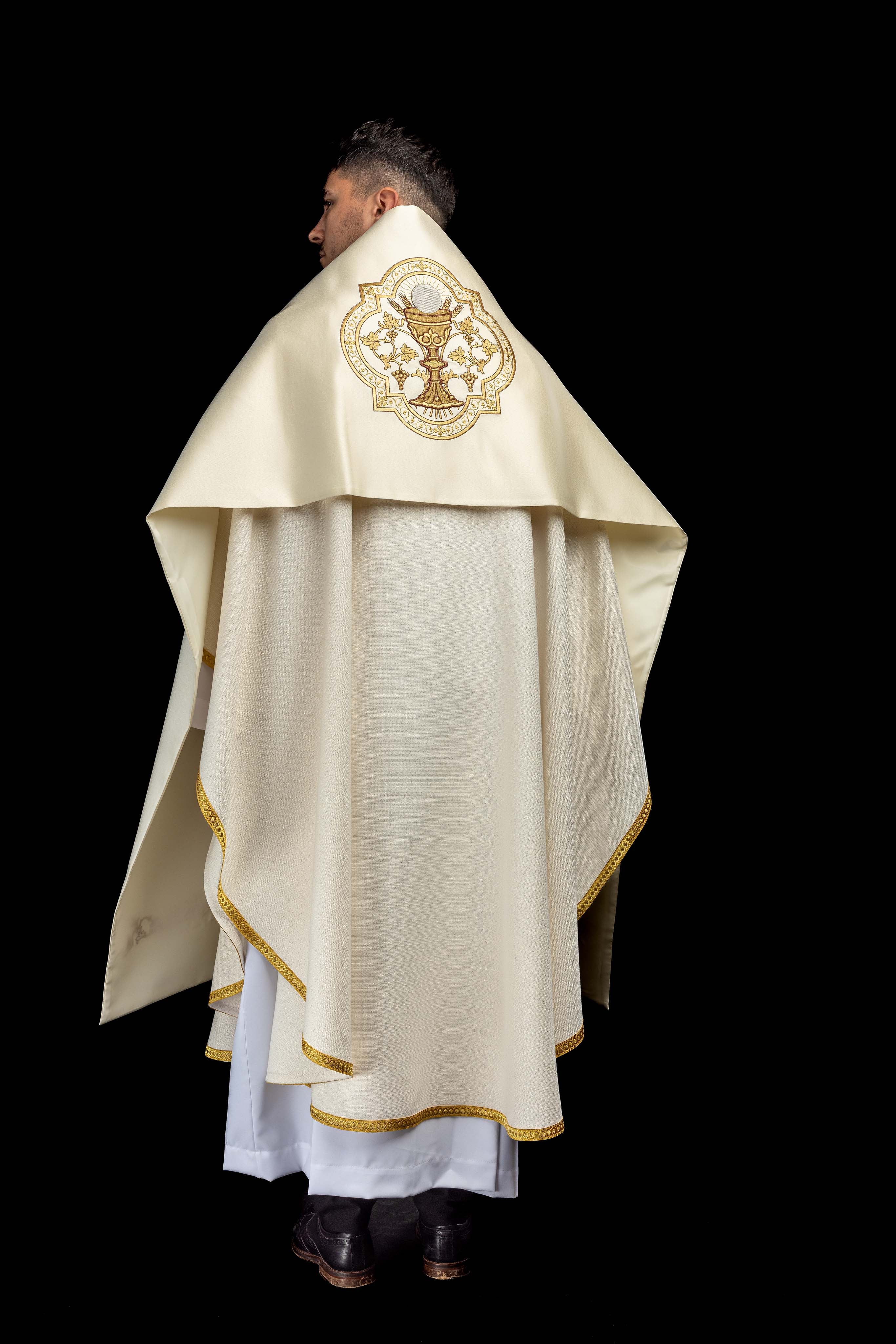 Ecru liturgický závoj s vyšívanou kalichom