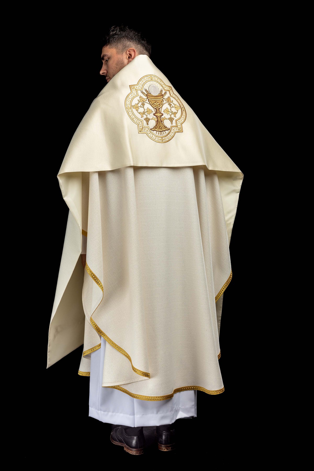 Ecru liturgický závoj s vyšívanou kalichom