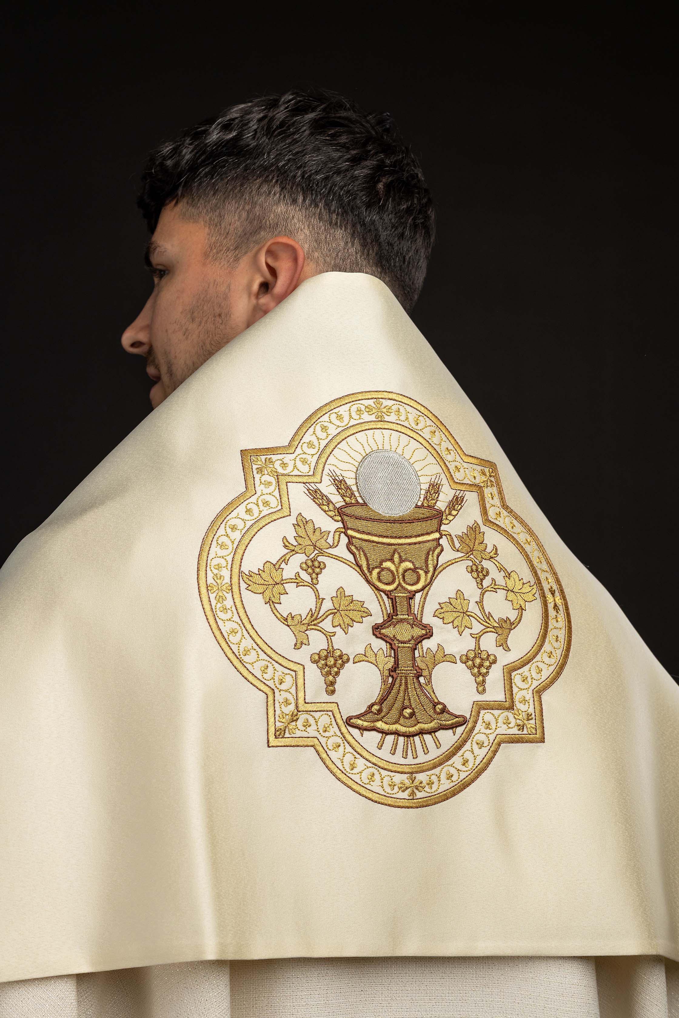 Ecru liturgický závoj s vyšívanou kalichom
