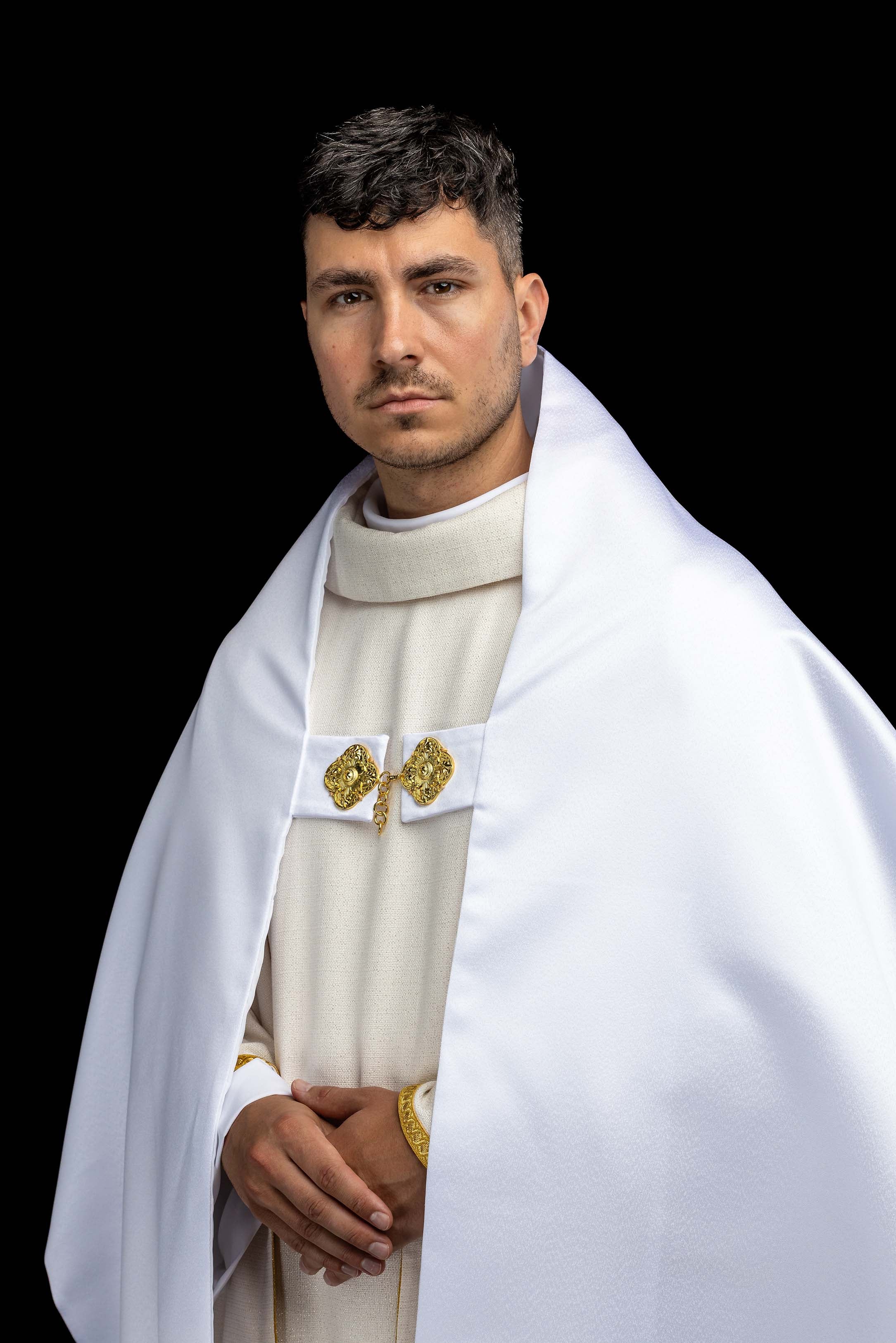 Vyšívaný závoj s mariánskym motívom v bielej farbe