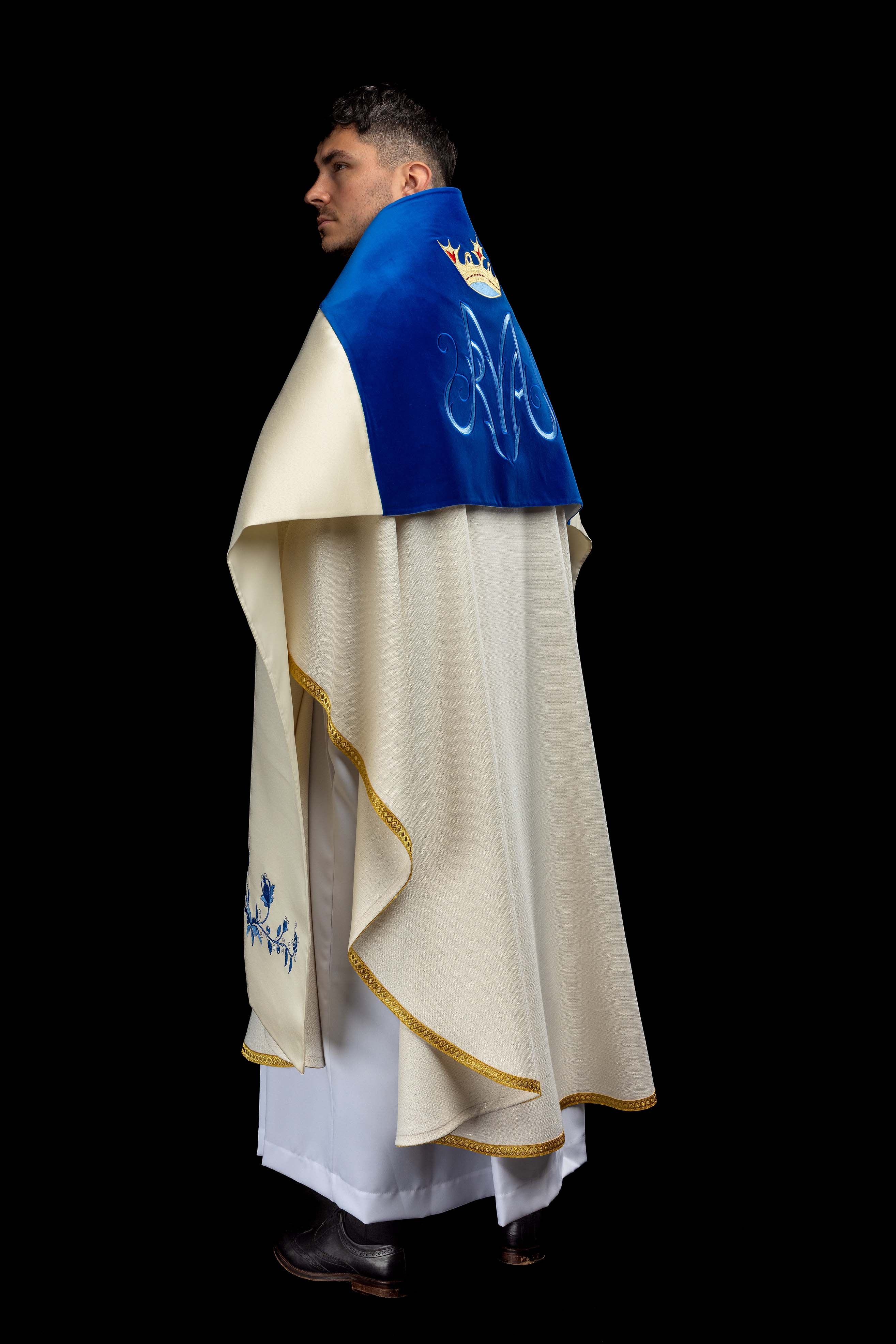 Vyšívaný závoj s mariánskym motívom