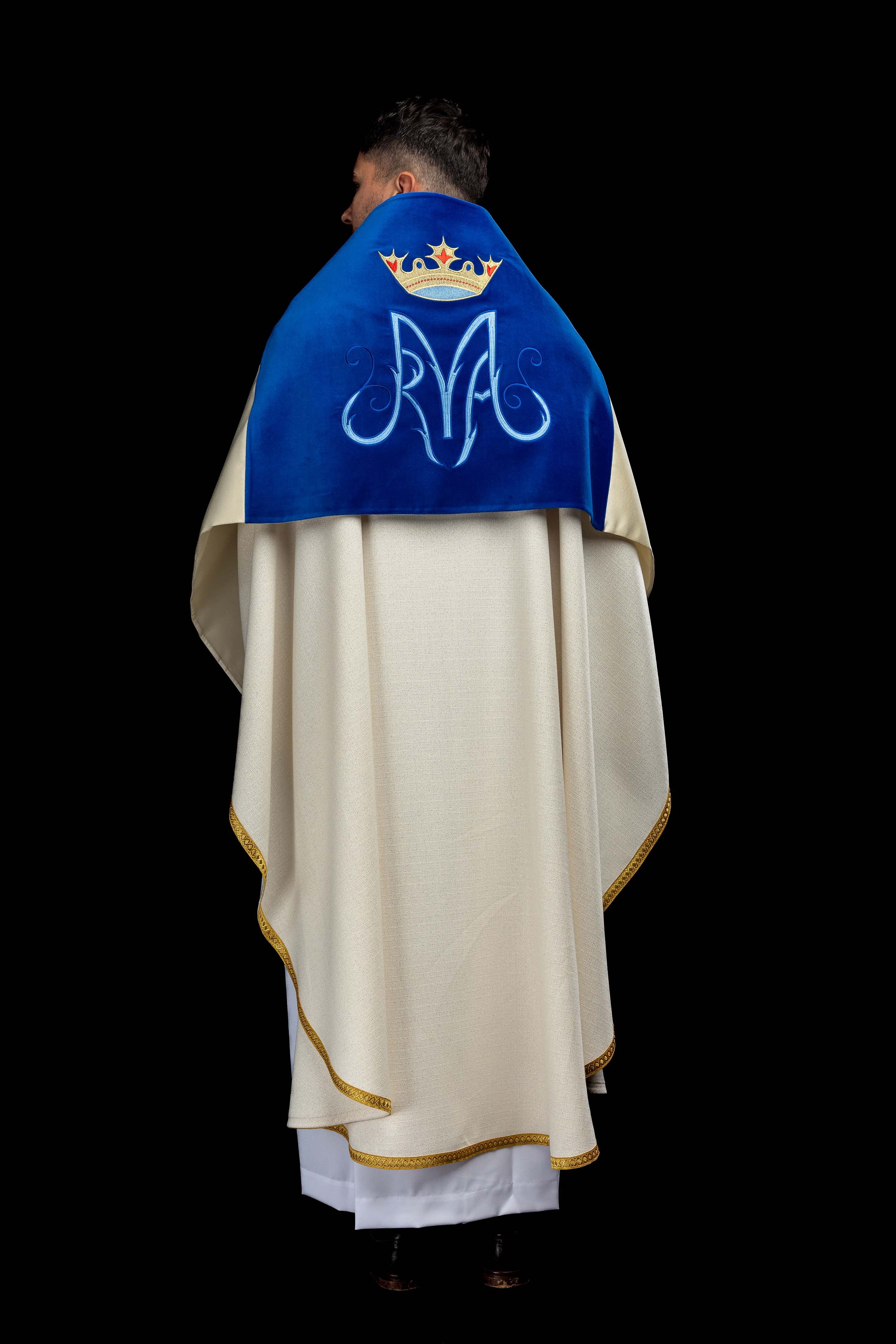 Vyšívaný závoj s mariánskym motívom