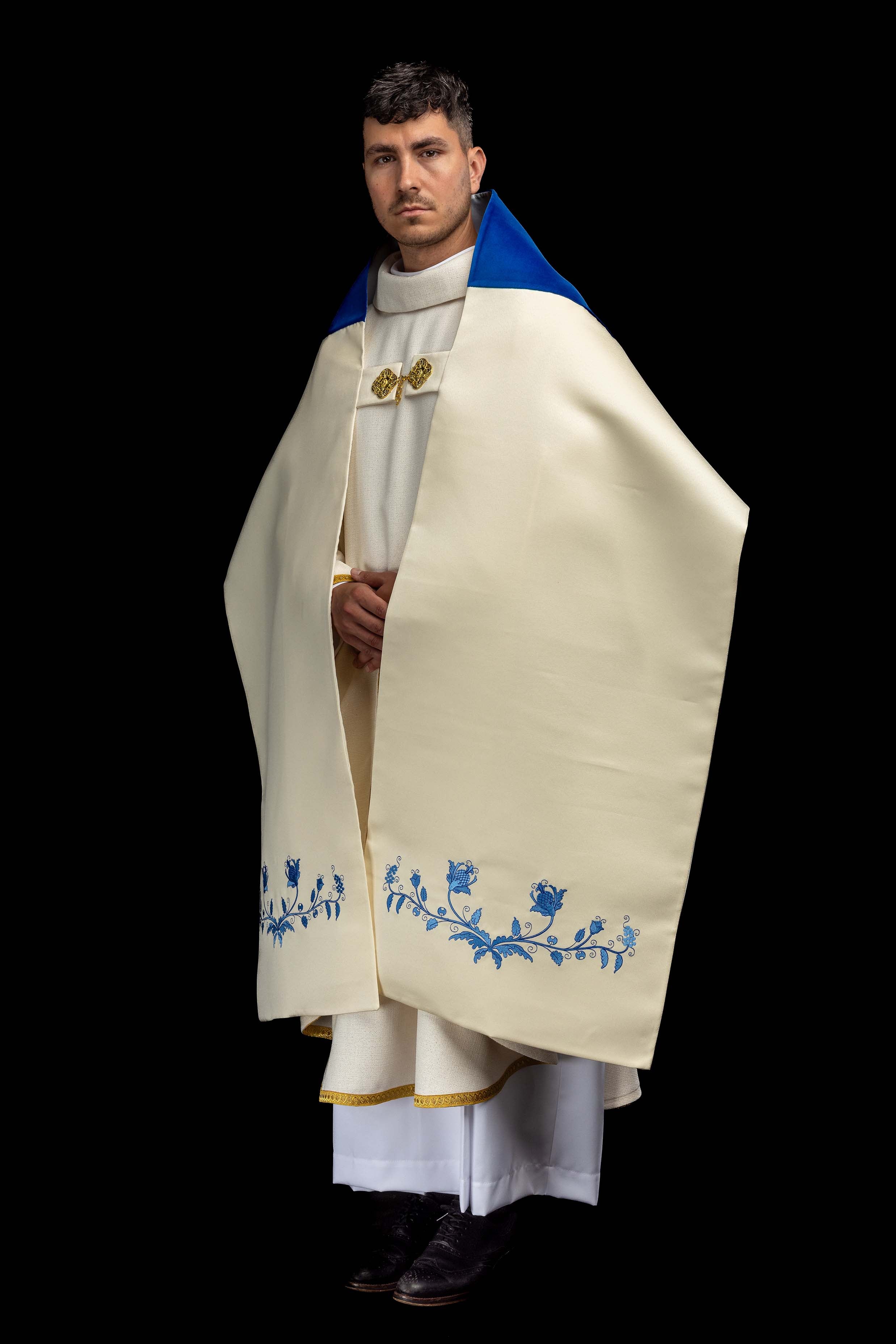 Vyšívaný závoj s mariánskym motívom