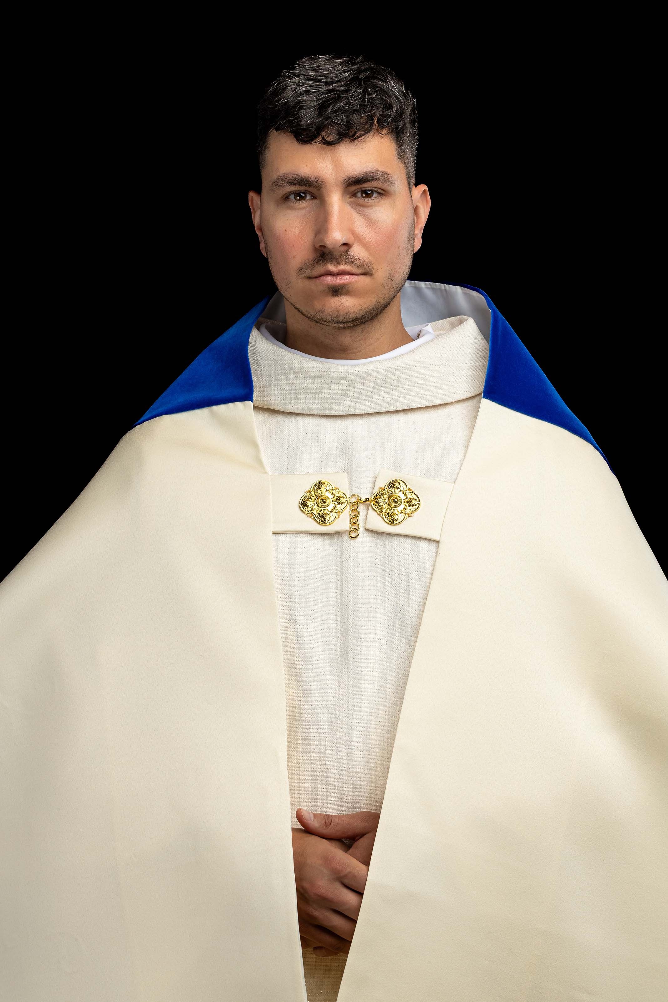 Vyšívaný závoj s mariánskym motívom