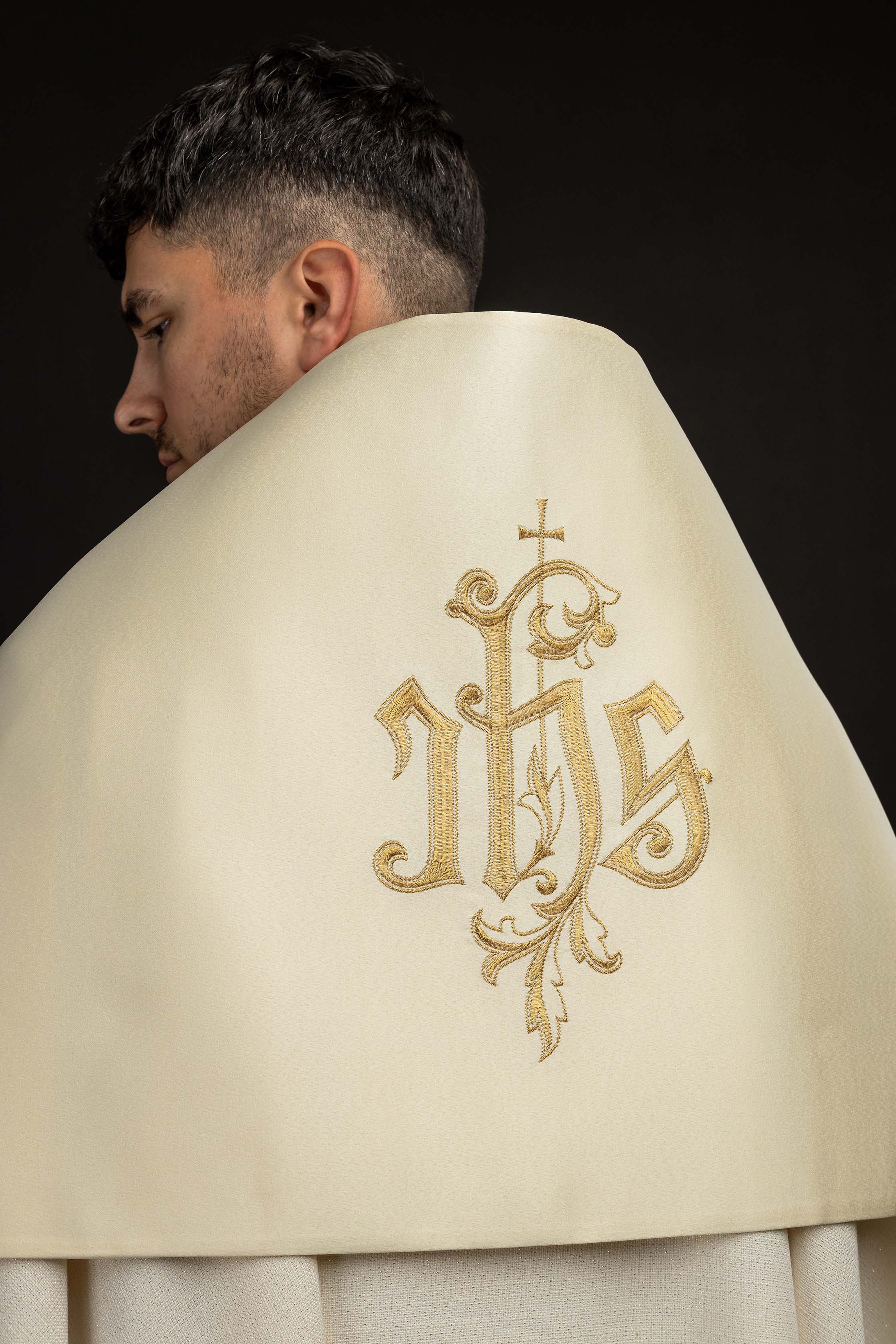 Vyšívaný liturgický závoj IHS