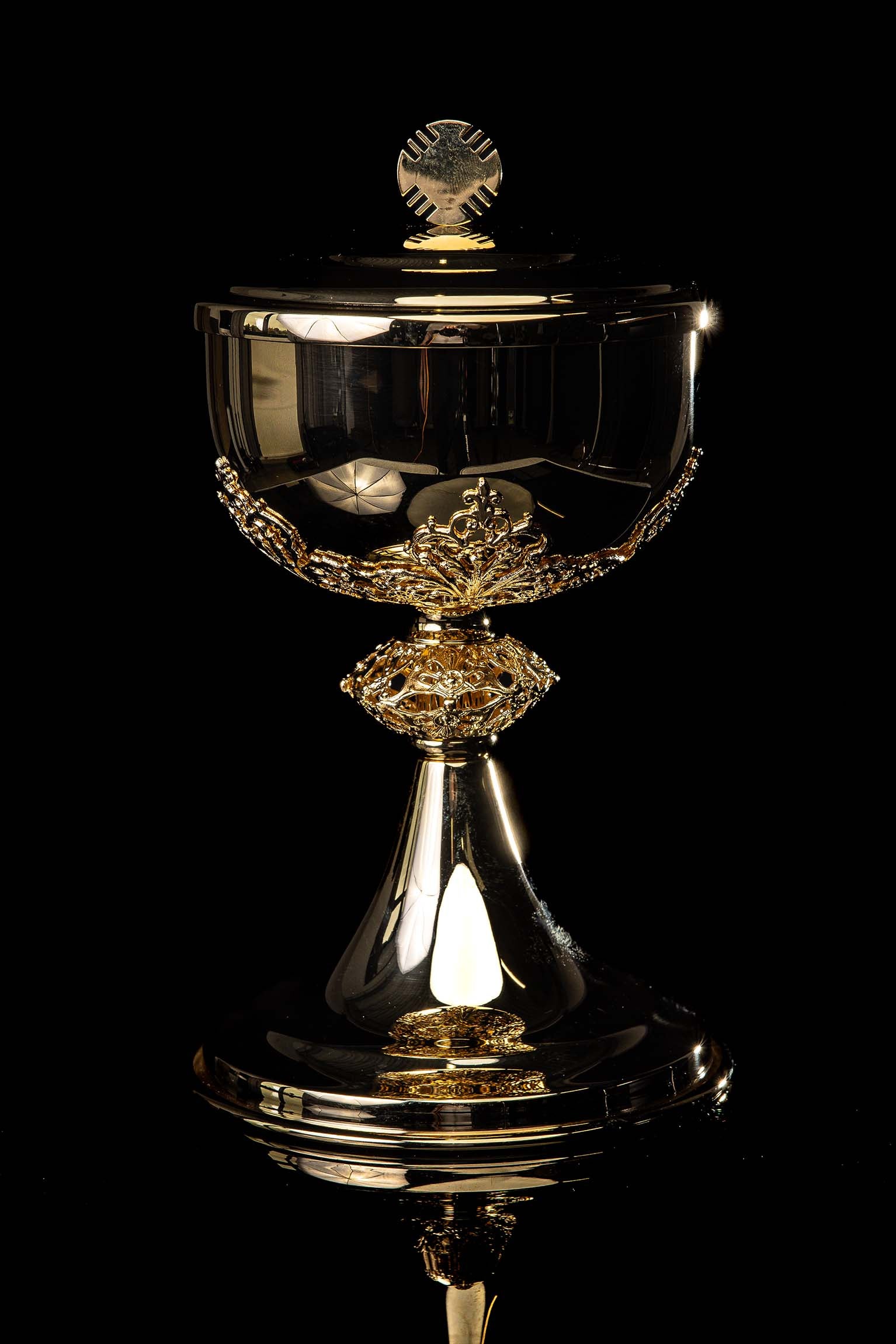 Ručne vyrobená pozlátená misálna kalich zdobený zafírmi