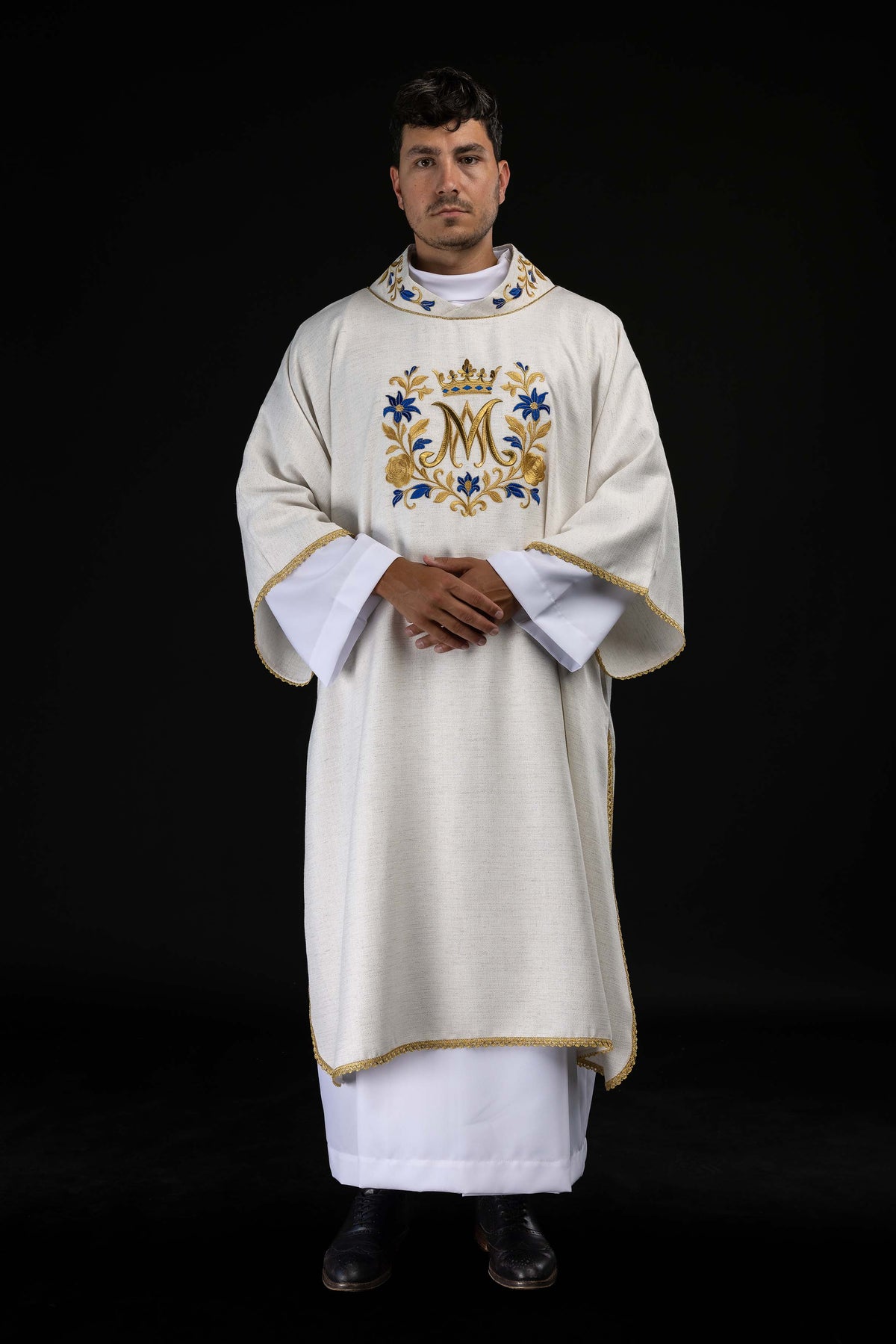 Vyšívaný ornát s mariánskym motívom ecru