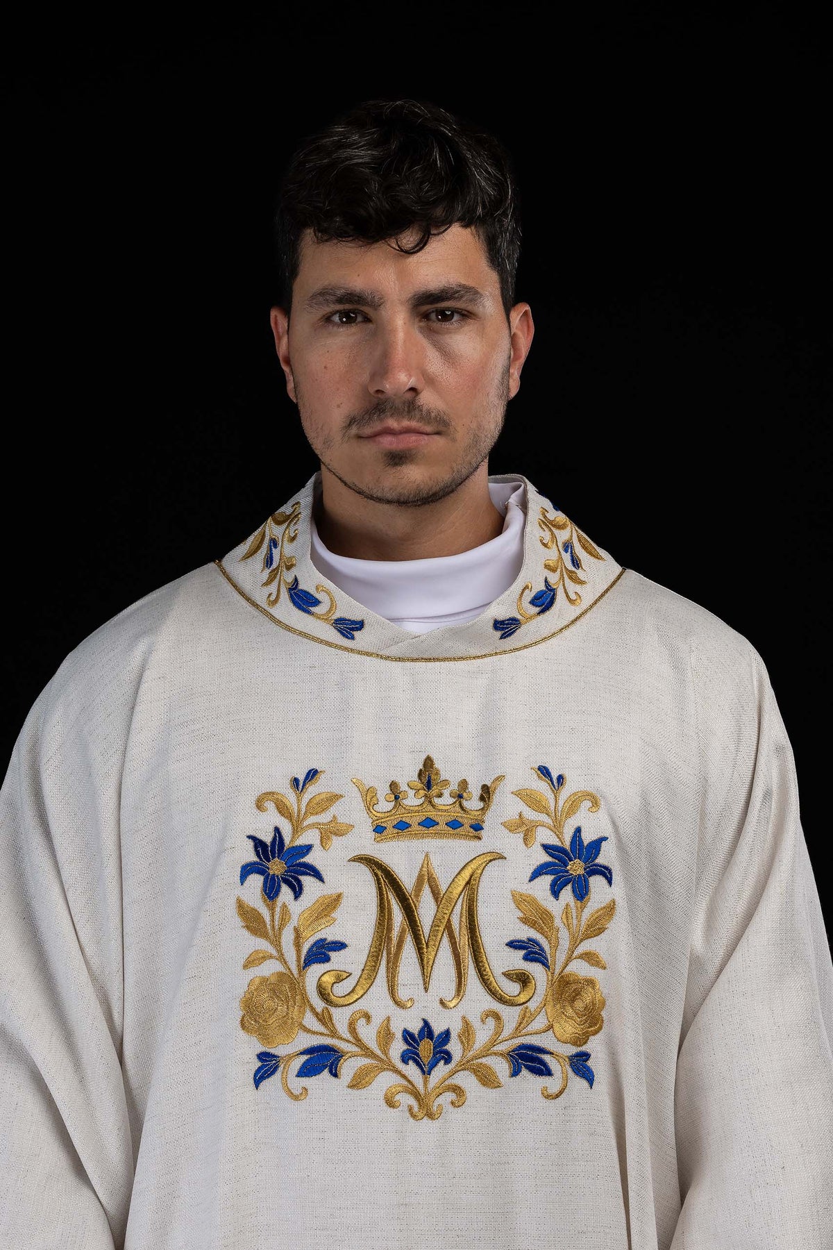 Vyšívaný ornát s mariánskym motívom ecru