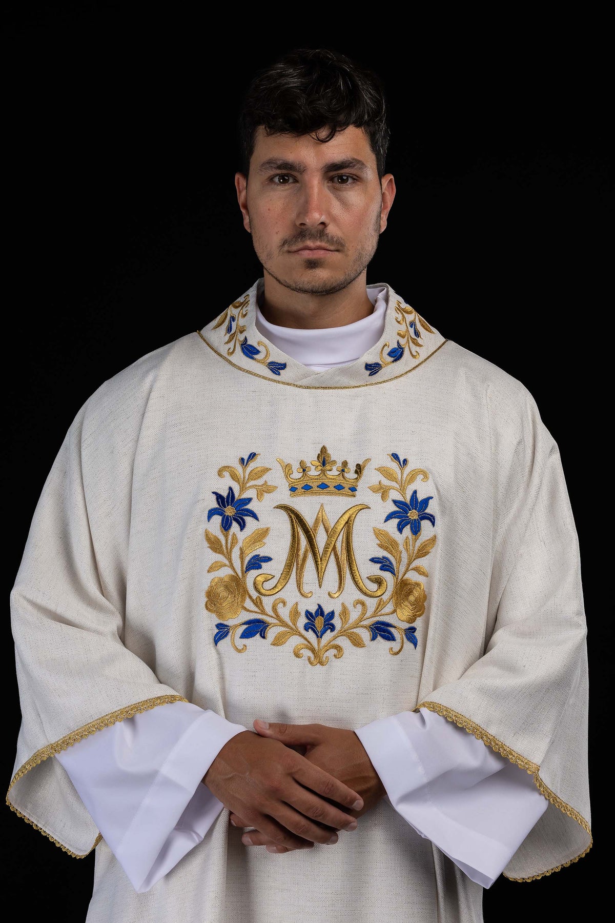 Vyšívaný ornát s mariánskym motívom ecru