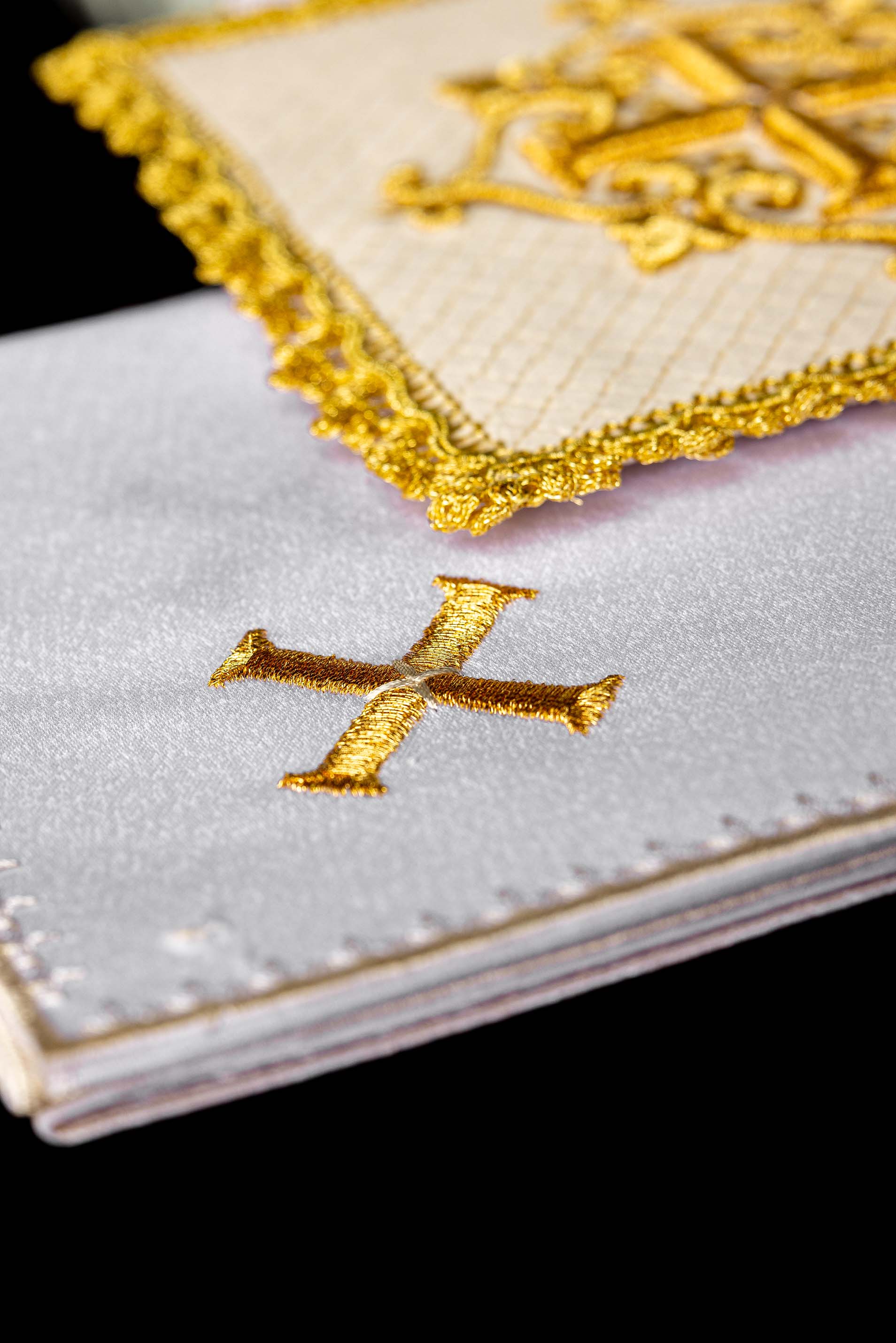 Bielizna kielichowa z haftowanym krzyżem aksamit ecru