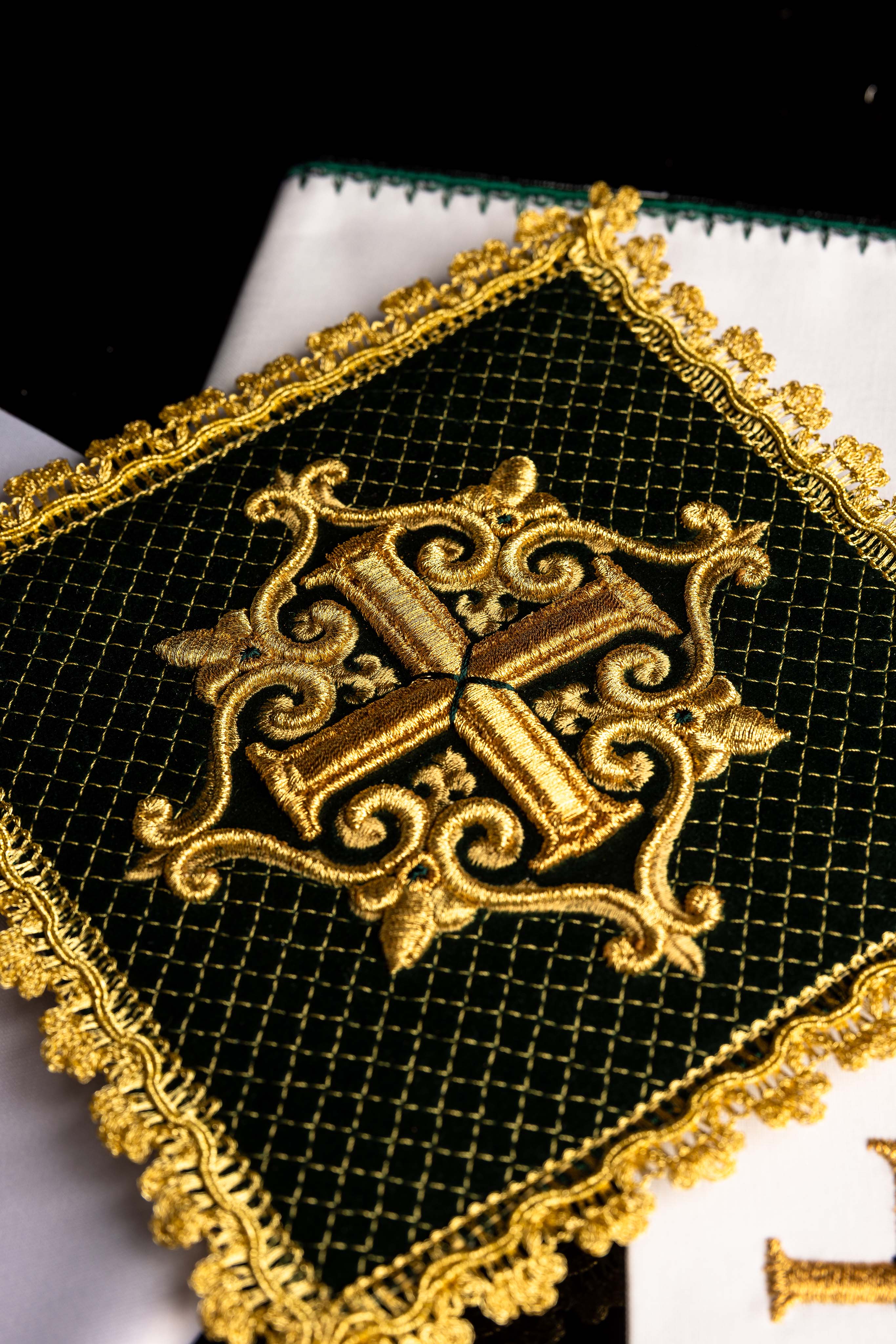 Podprsenka s vyšívaným krížom zamatová zelená