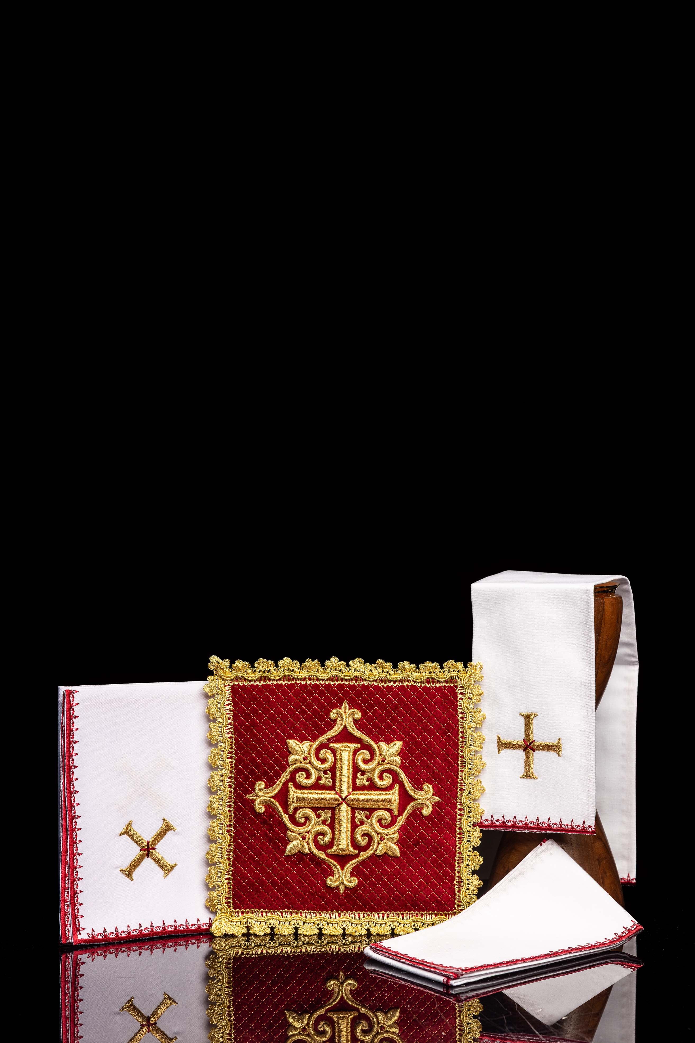 Podprsenka s vyšívaným krížom z červenej zamatovej látky