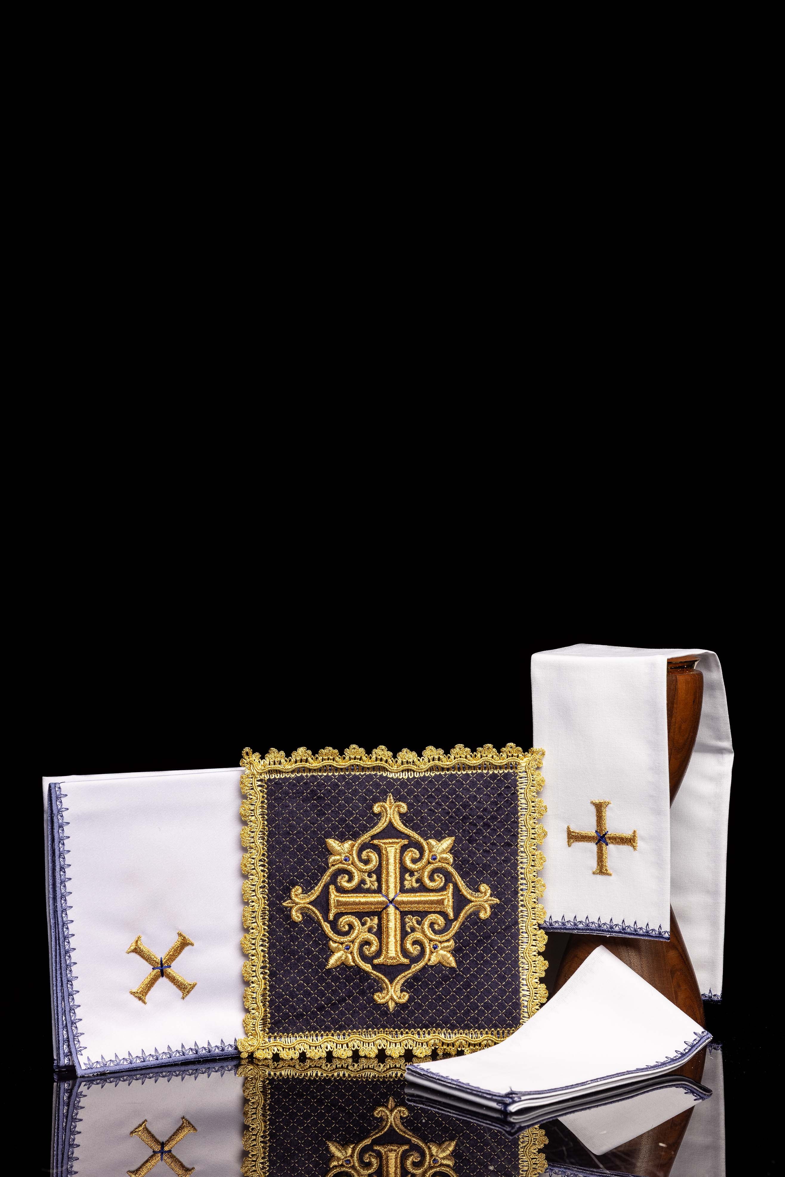 Podprsenka s vyšívaným krížom z fialového zamatového materiálu