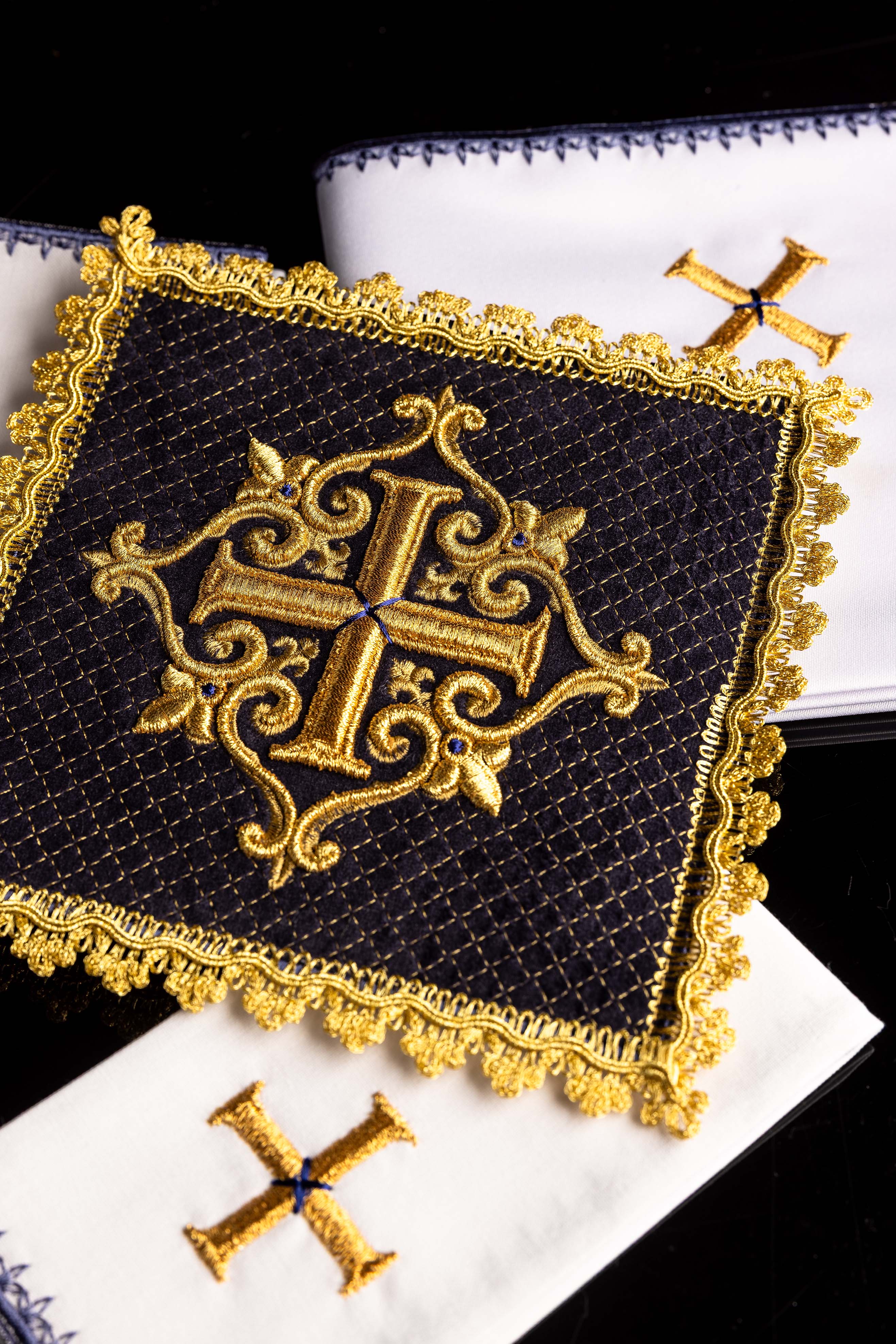 Podprsenka s vyšívaným krížom z fialového zamatového materiálu