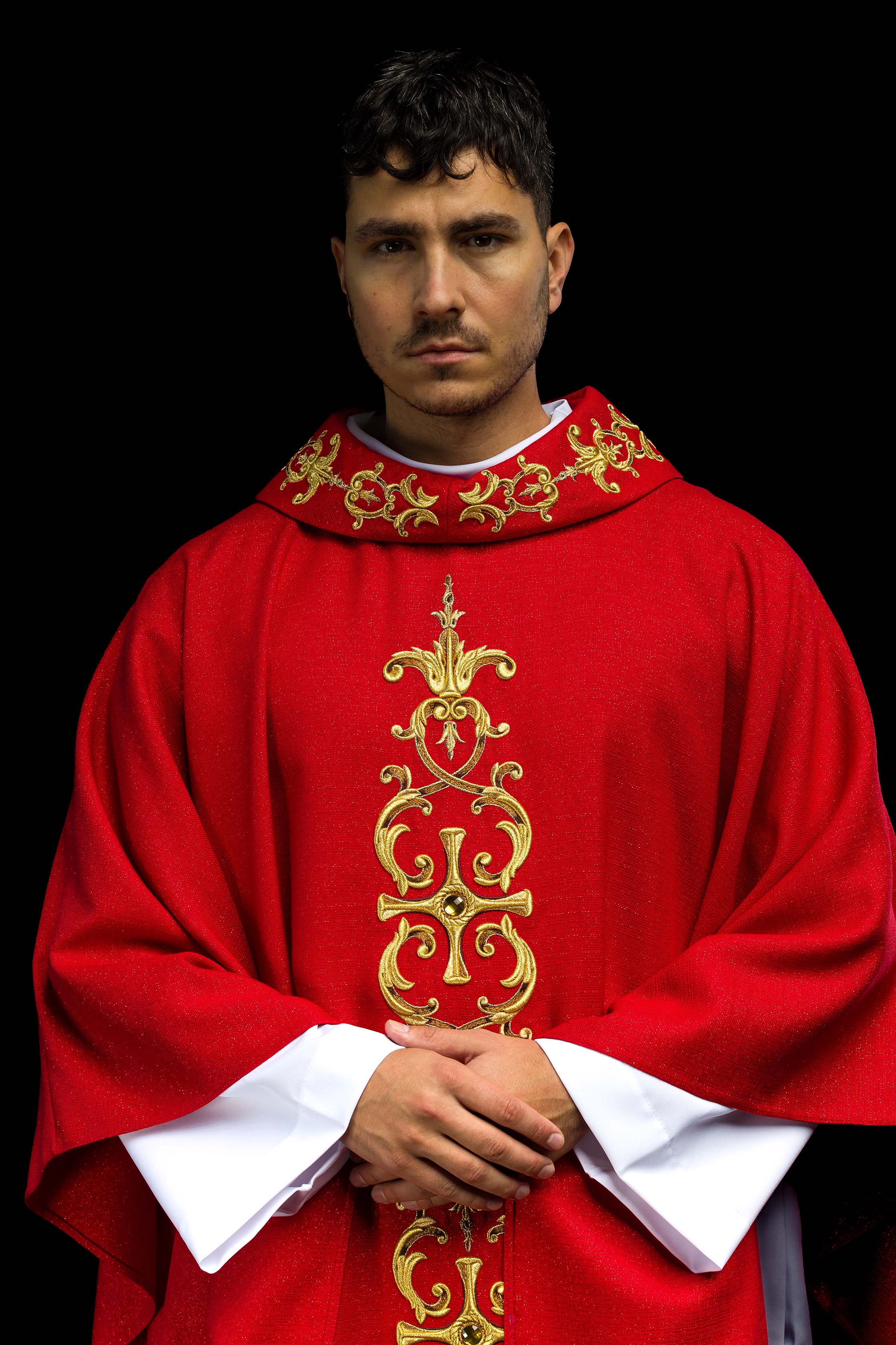 Červený ornát bohato vyšívaný s kameňmi